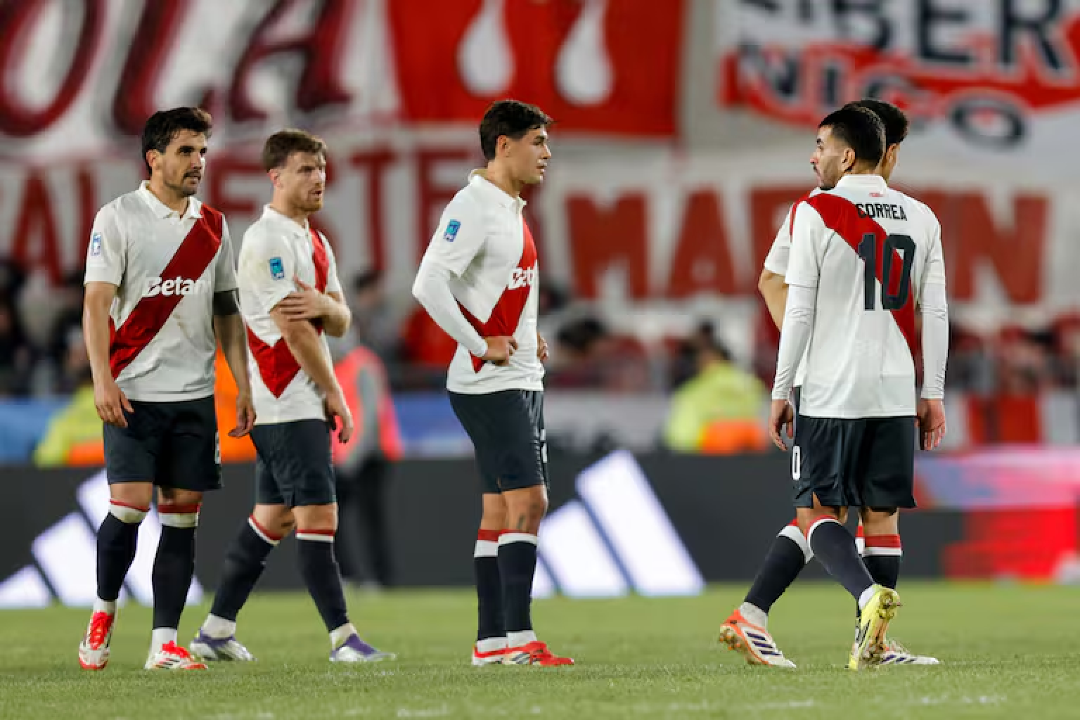 Con debut de Otamendi y Correa, River cayó como local frente a Barracas Central