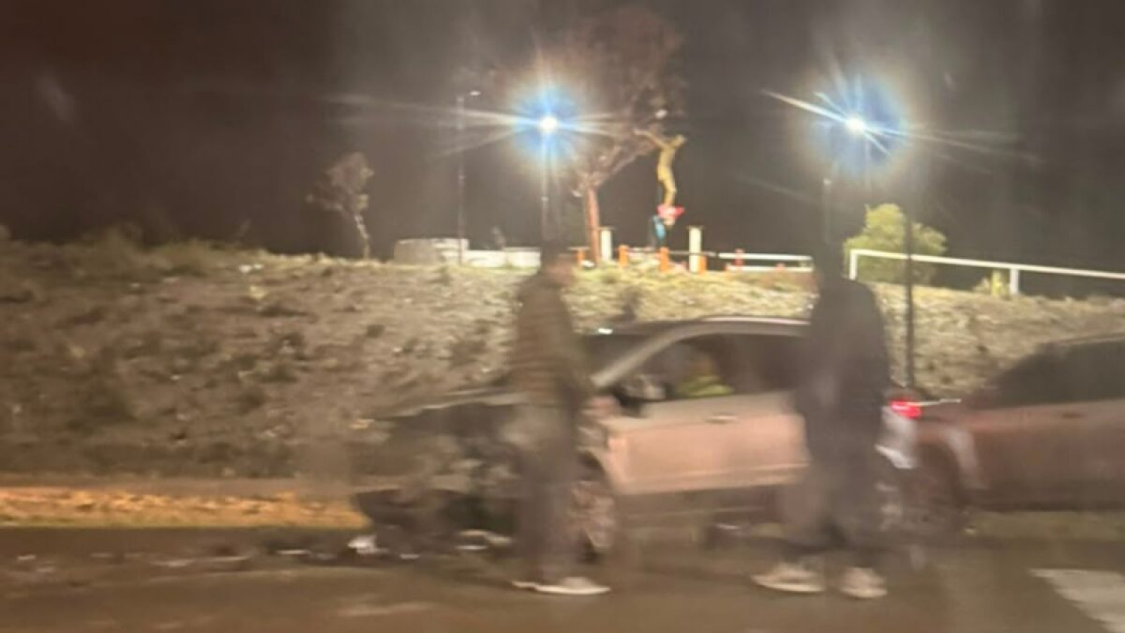 Fuerte choque entre dos vehículos en la rotonda de Los Lobos de Rawson