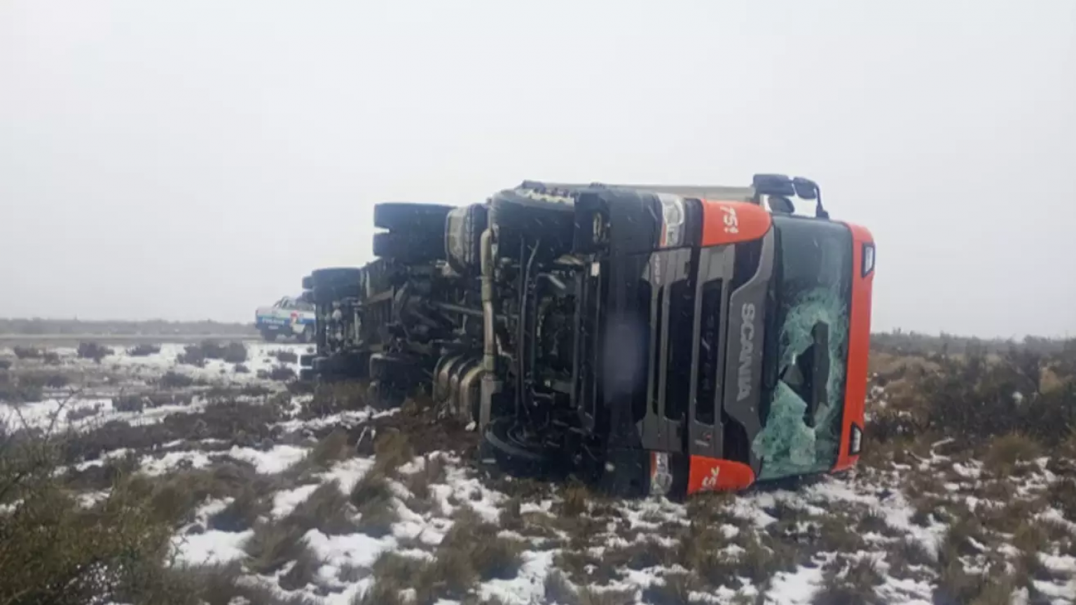 Otro camión volcó por la nieve y el hielo sobre la Ruta 3
