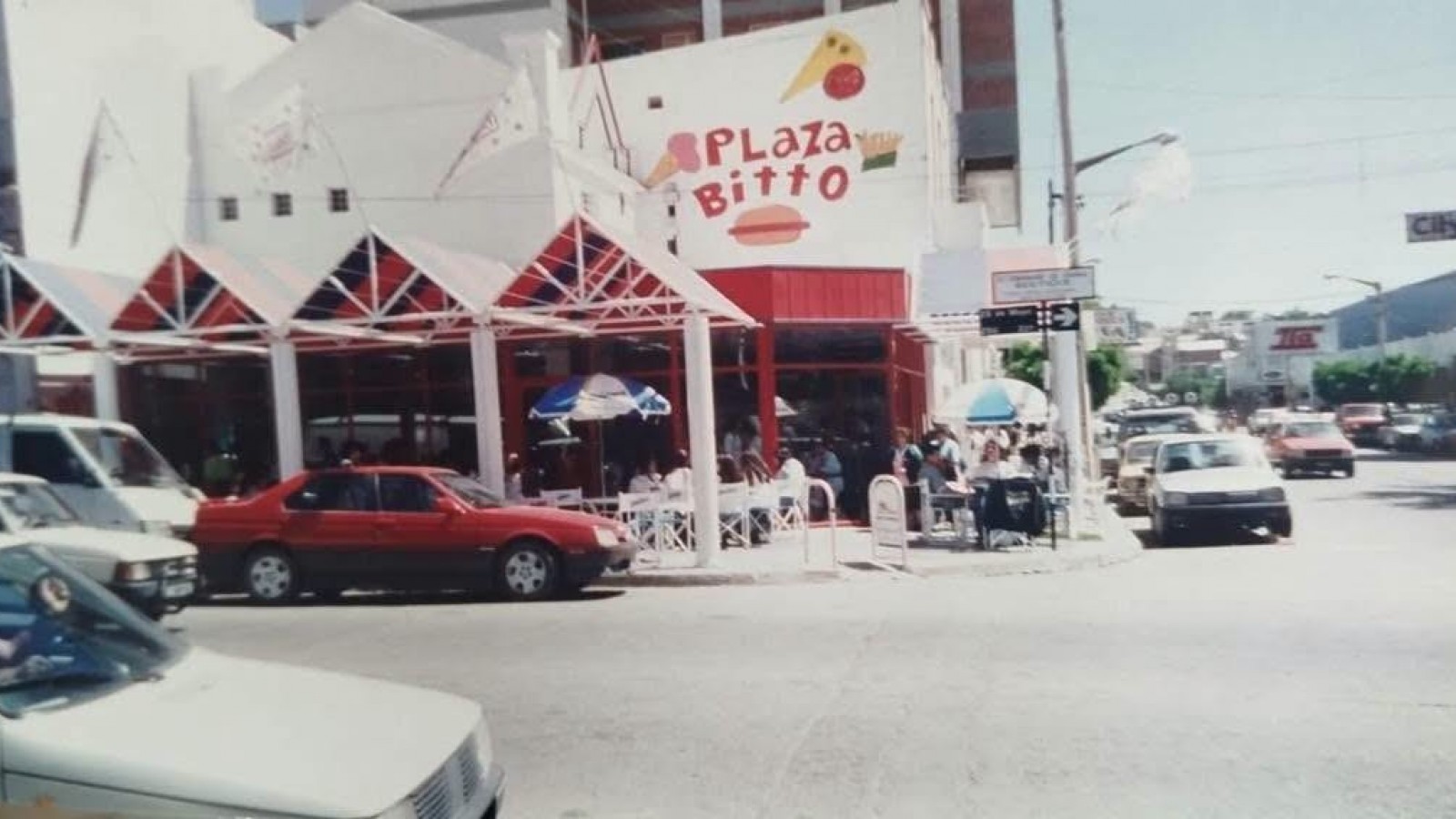 Las fotos que hicieron volver un clásico de Trelew: así era Plaza Bitto en los años 90