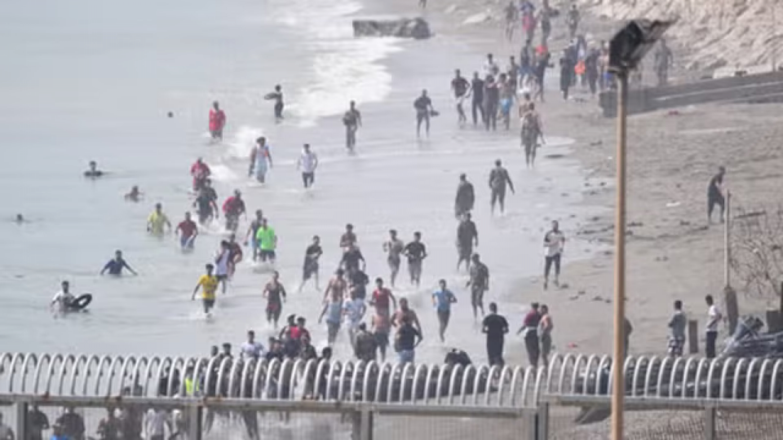 España destinará 25 millones de euros a Ceuta para atender a menores migrantes