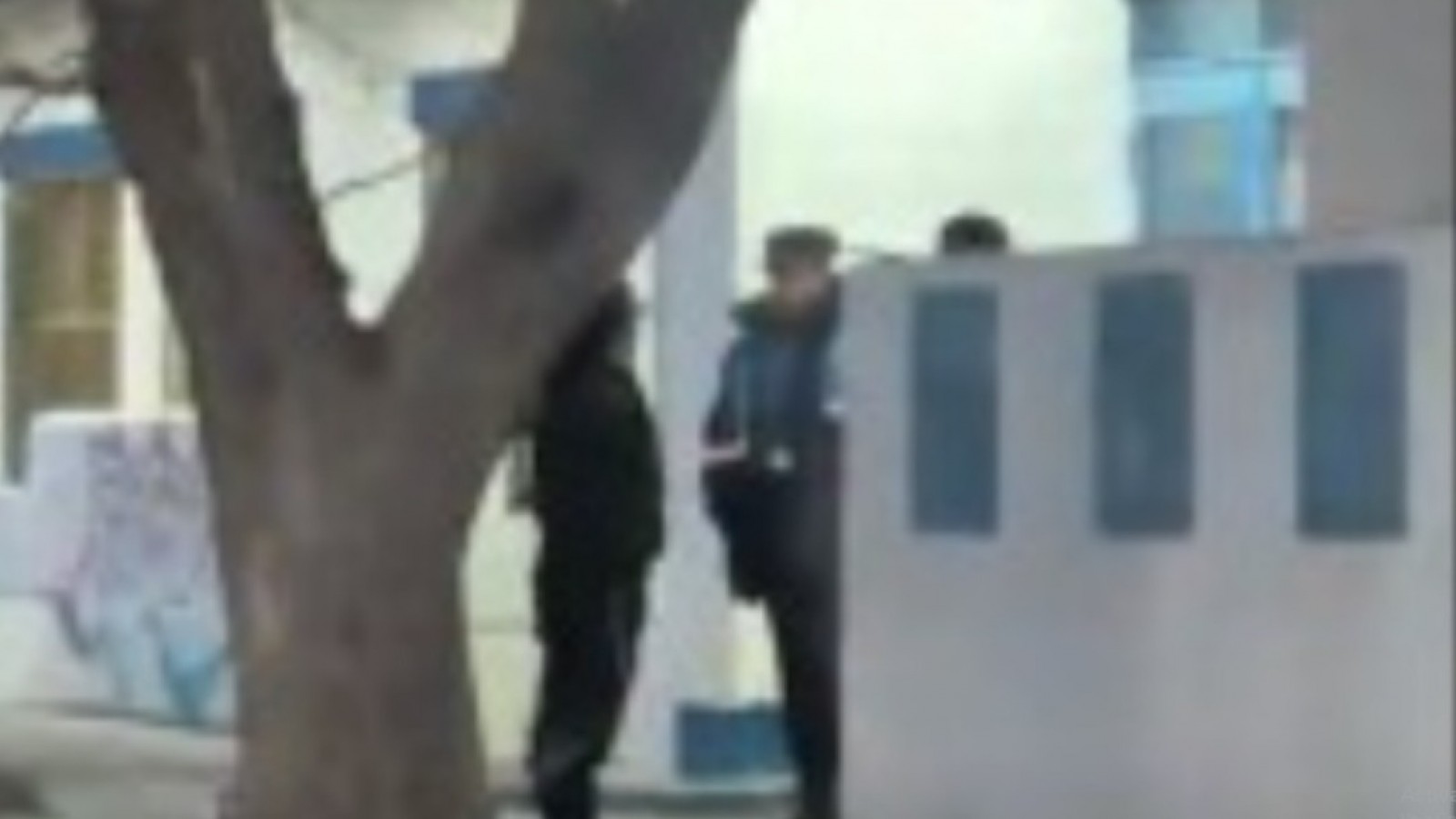 Puerto Madryn: dos estudiantes se habrían peleado y el padre de uno habría llegado alterado a la escuela con un arma blanca