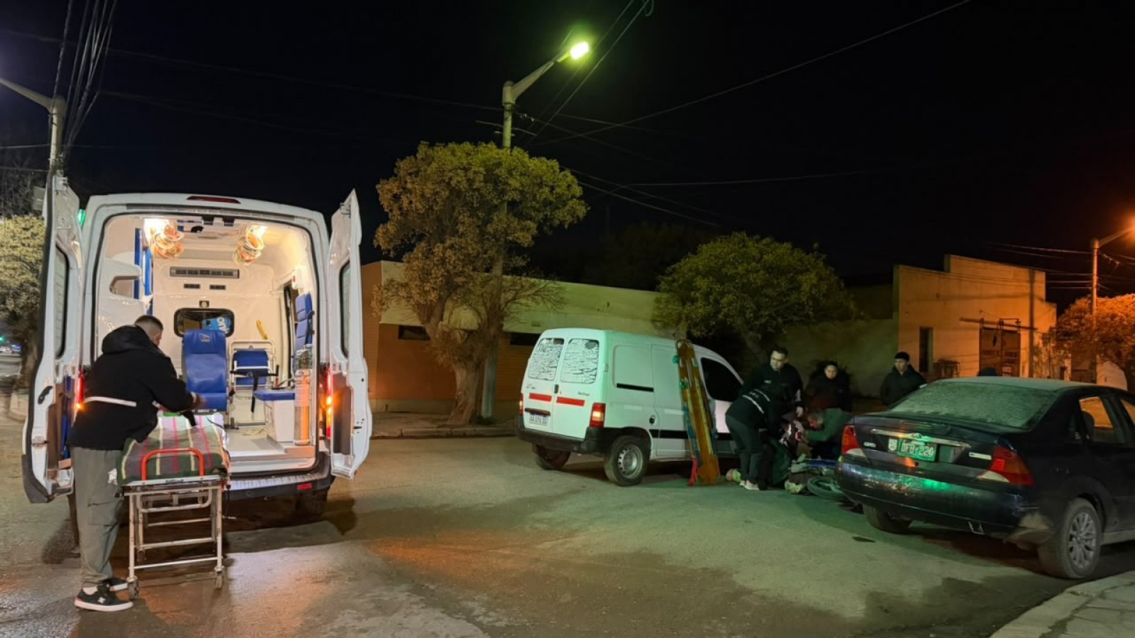 Accidente en Trelew: un motociclista resultó herido en la esquina de 25 de Mayo y Cuba