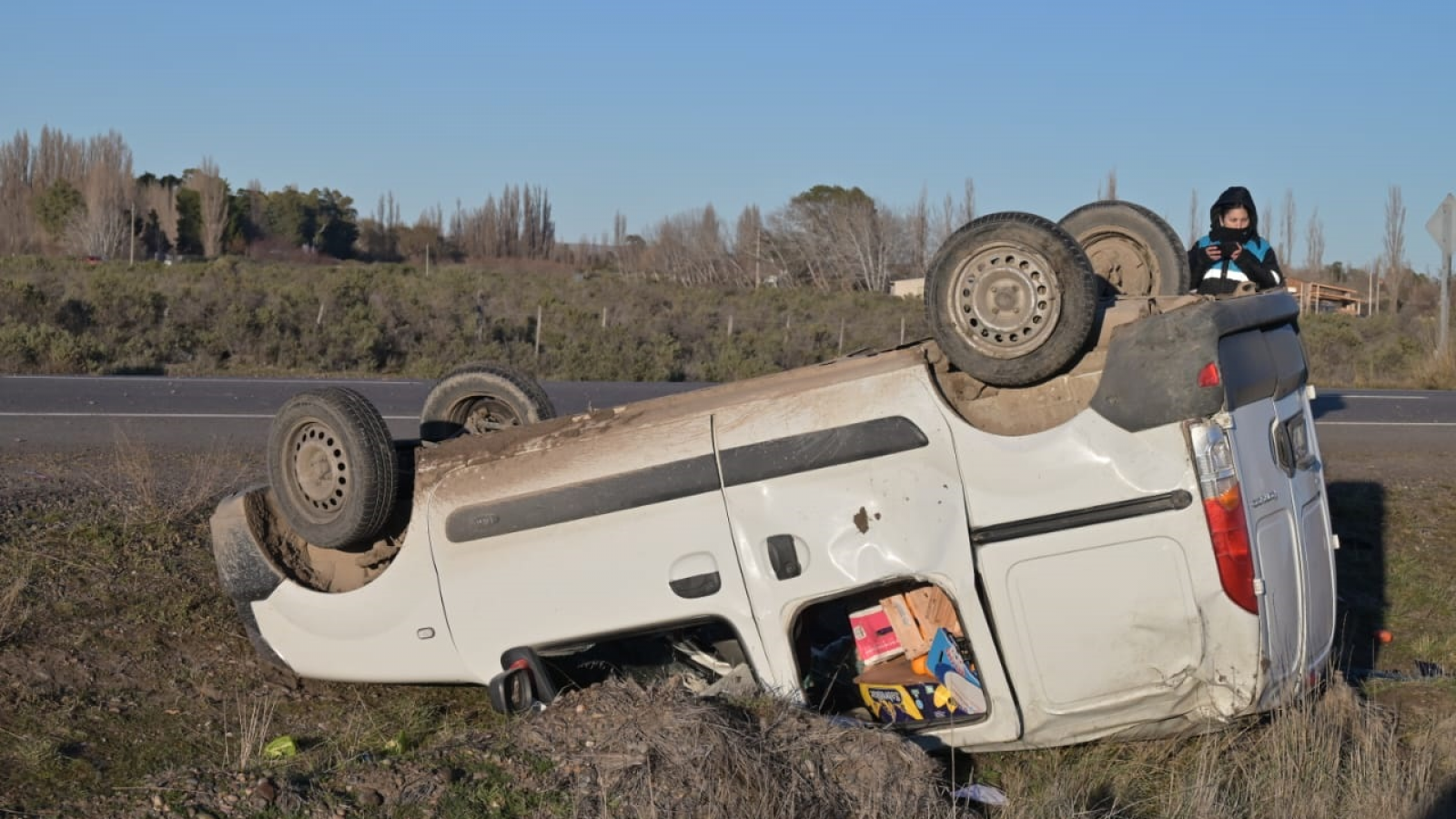 Volcó una Kangoo en la Ruta 7 y uno de sus ocupantes quedó debajo del vehículo
