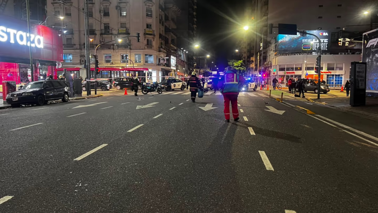 Cruzó un semáforo en rojo, atropelló a dos motociclistas y chocó con dos autos