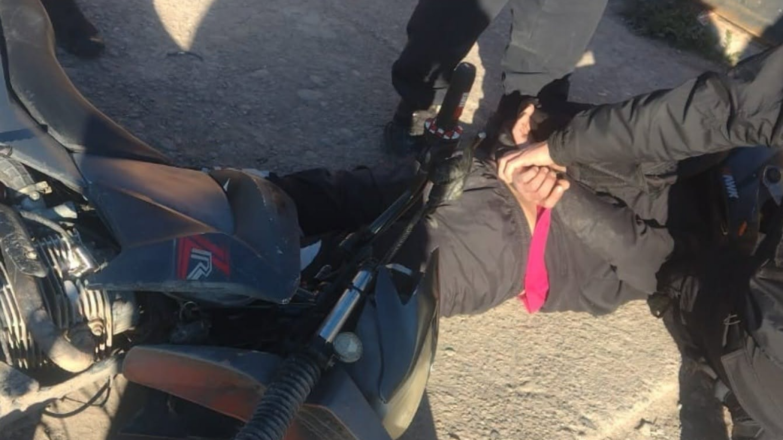 Detuvieron a un motociclista tras atropellar y arrastrar a un sargento en Trelew