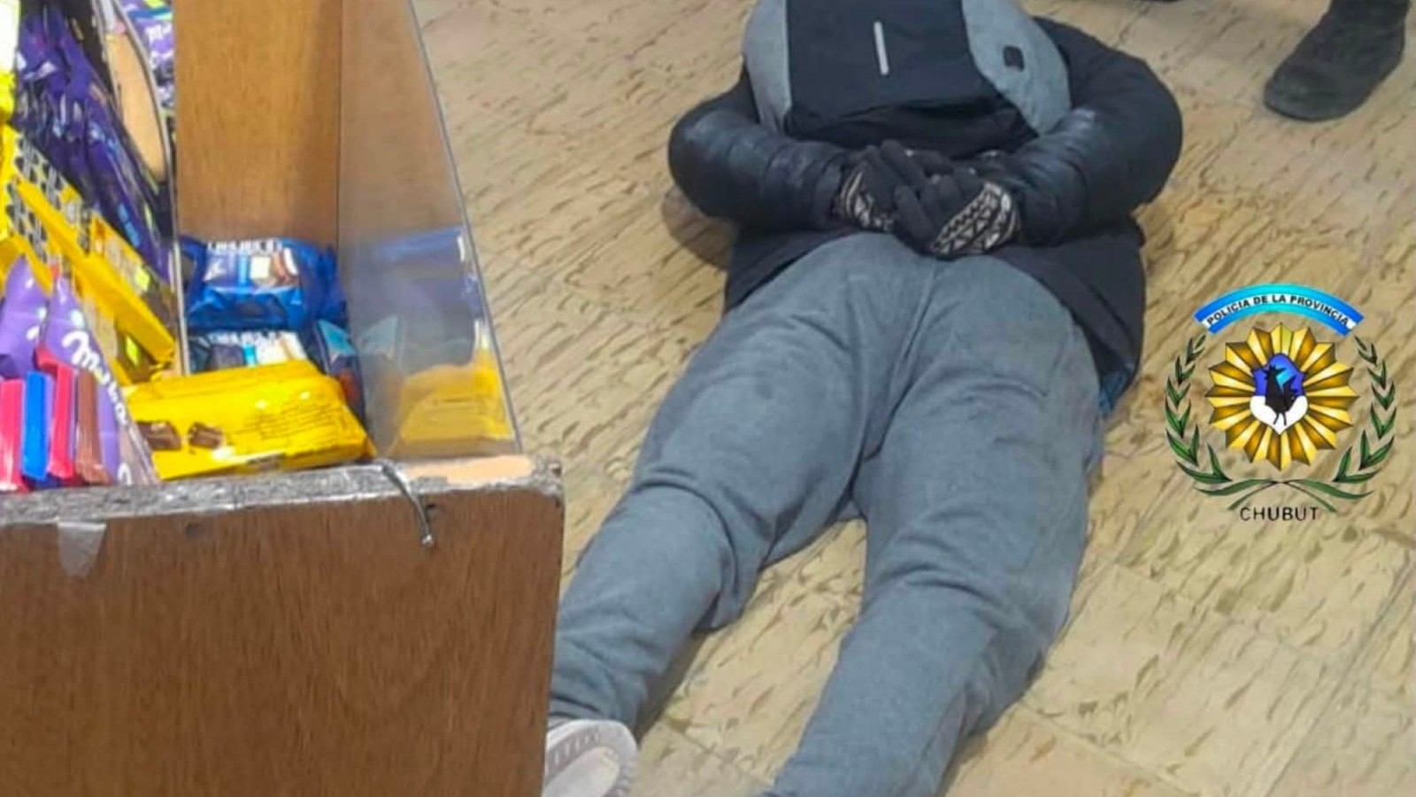 Violento asalto en Trelew: un policía de franco redujo al ladrón armado y otro sospechoso escapó en moto