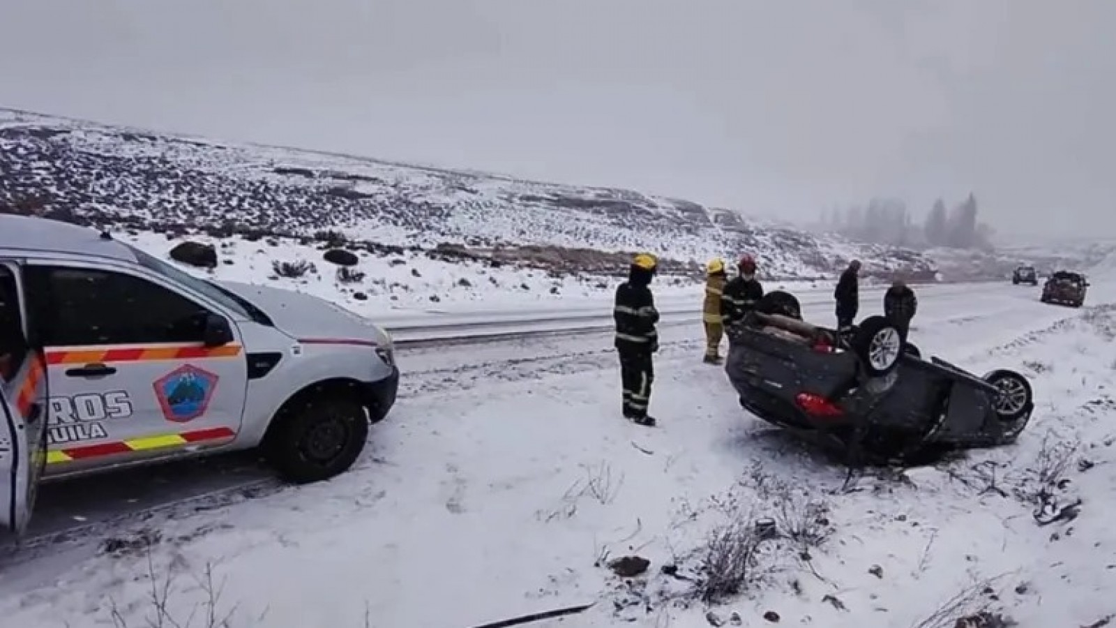 Una familia con dos menores protagonizó un violento vuelco en una ruta patagónica