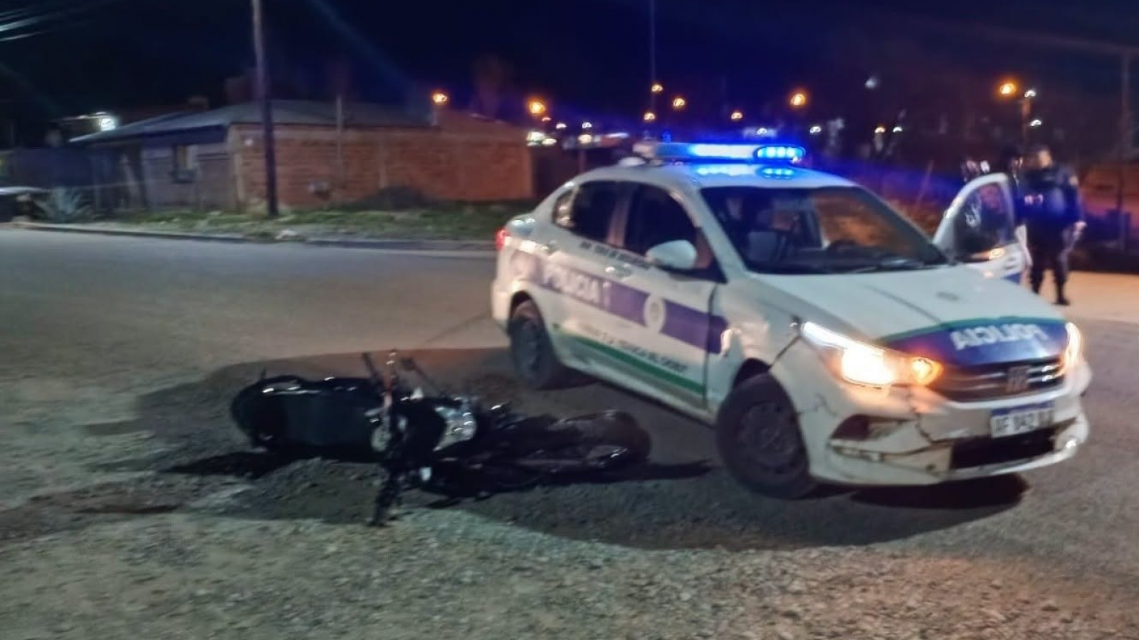 Chocó un móvil policial, abandonó la moto y huyó corriendo