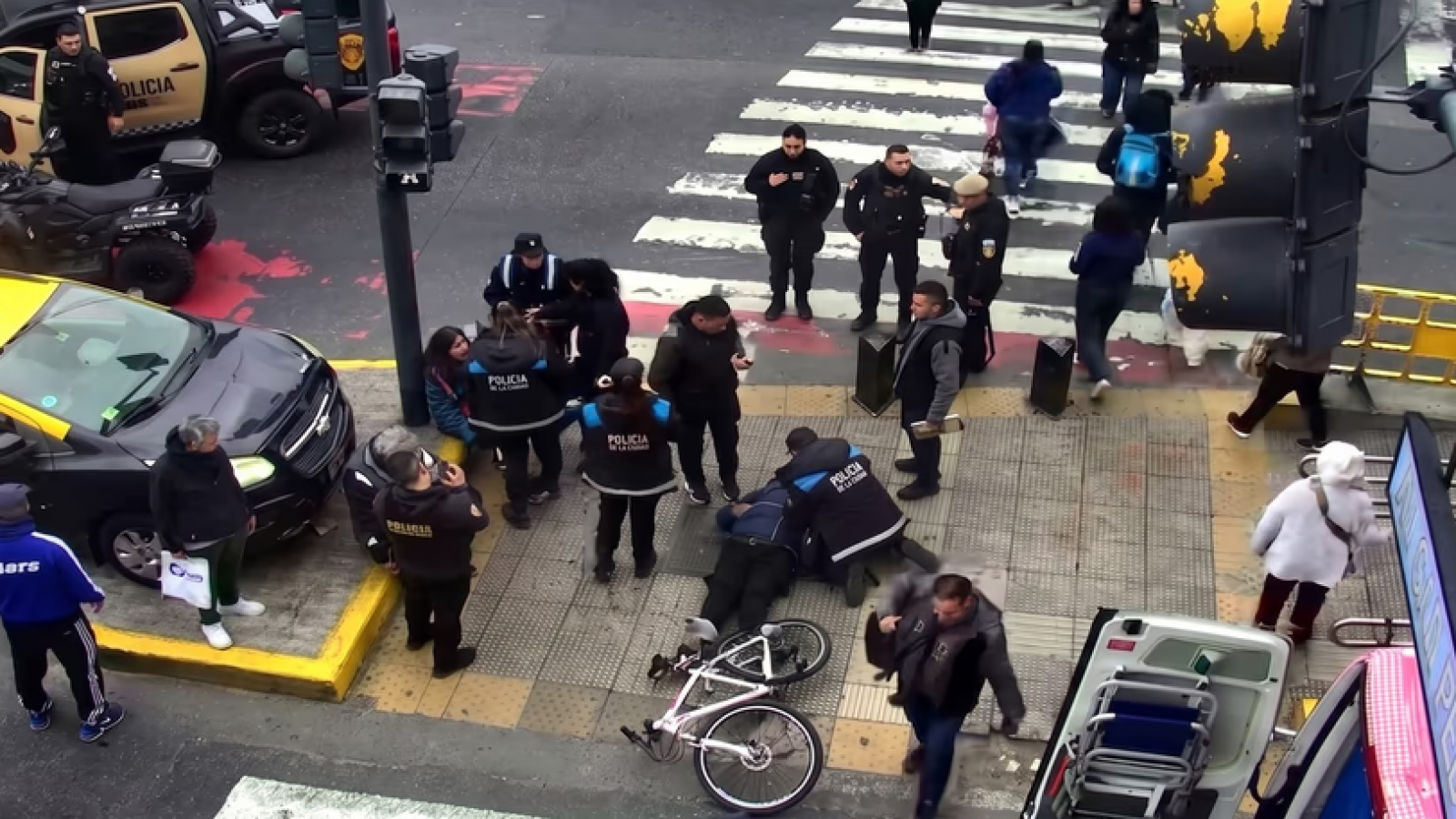 Un taxi perdió el control y atropelló a tres personas en Flores