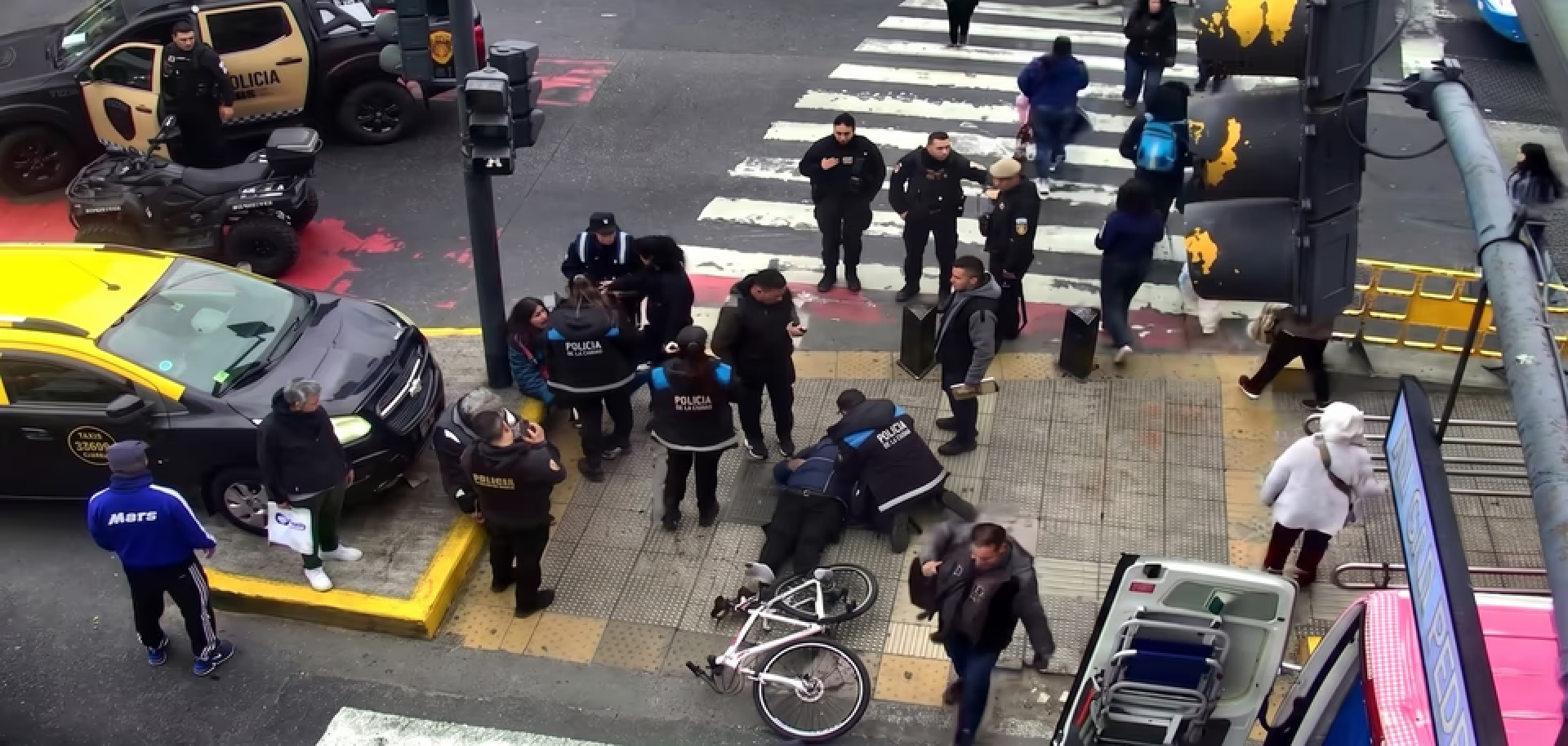Un taxi perdió el control y atropelló a tres personas en Flores