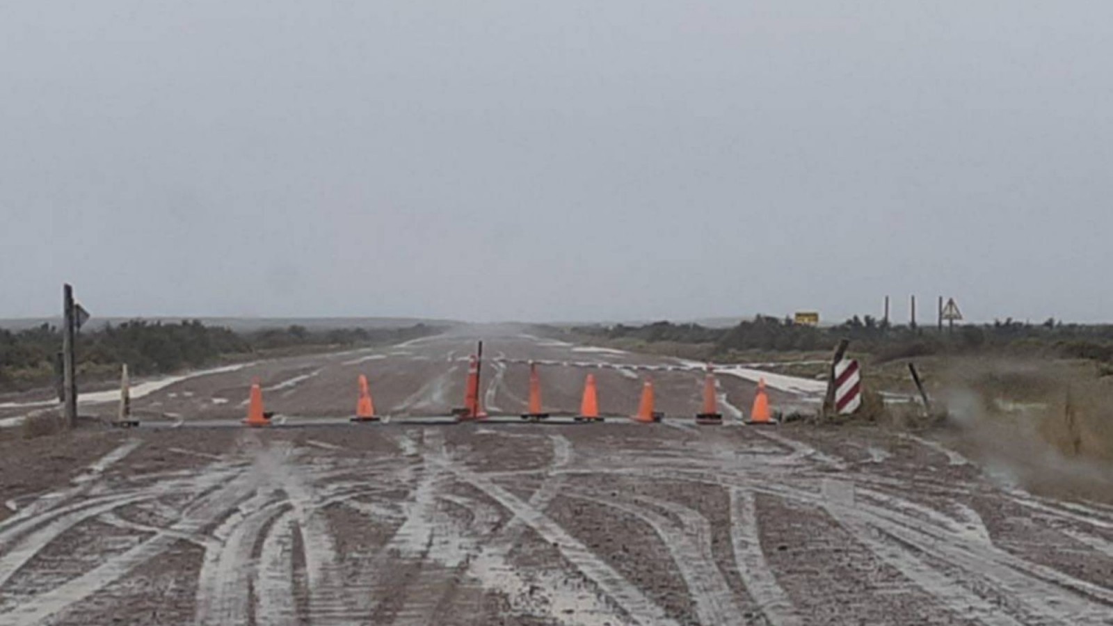 Península Valdés: declararon intransitables los caminos internos por la presencia de agua y barro