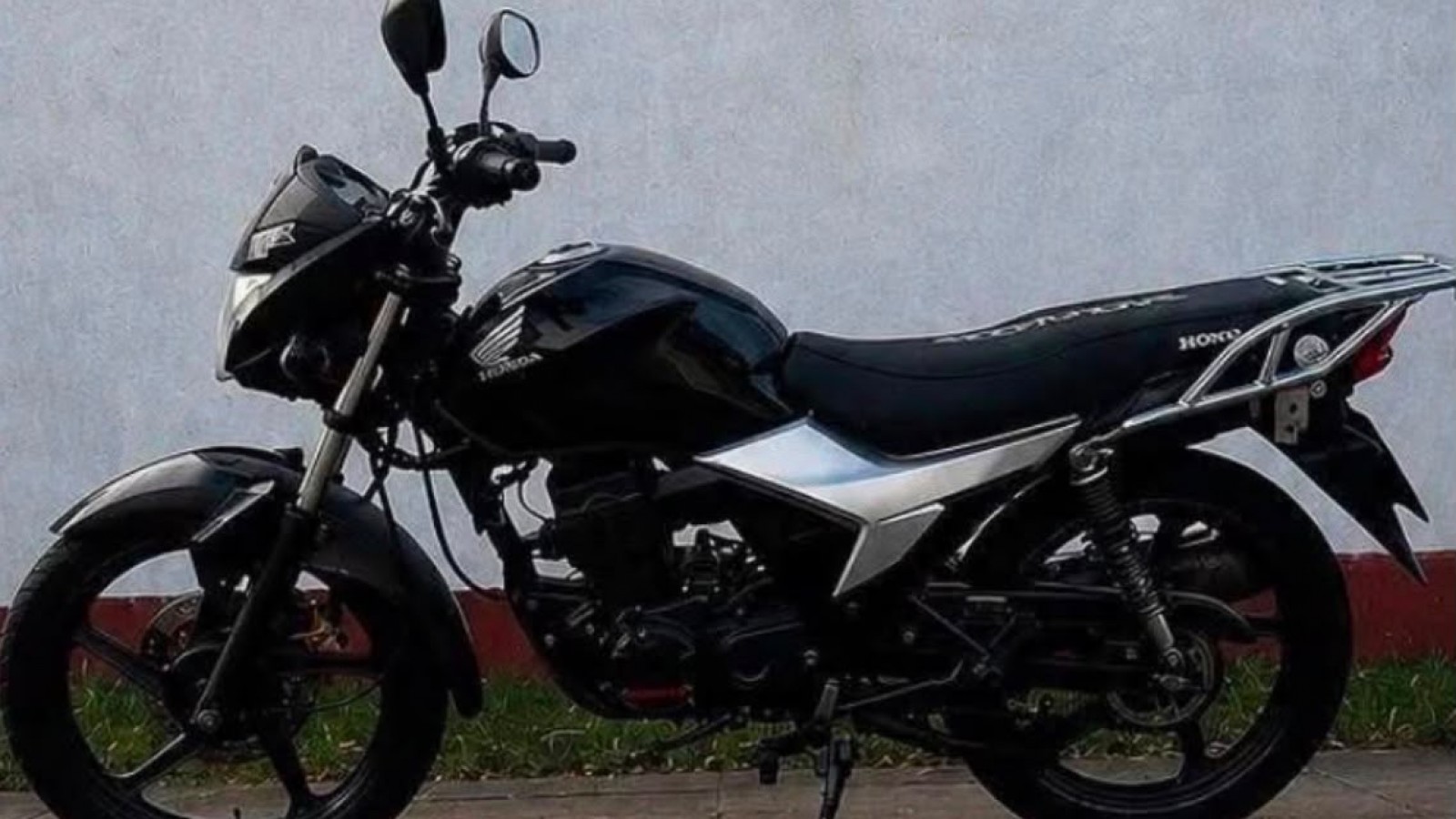 Puerto Madryn: la moto estaba atada y con el volante trabado, pero la robaron arrastrándola