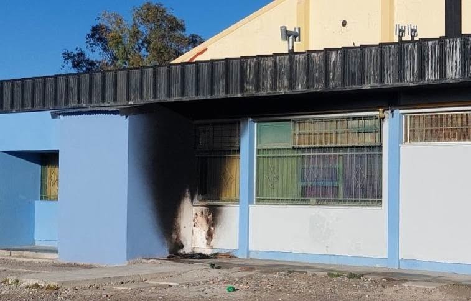 Trelew: un incendio destruyó parte del comedor de una escuela y afectó el servicio para 280 alumnos