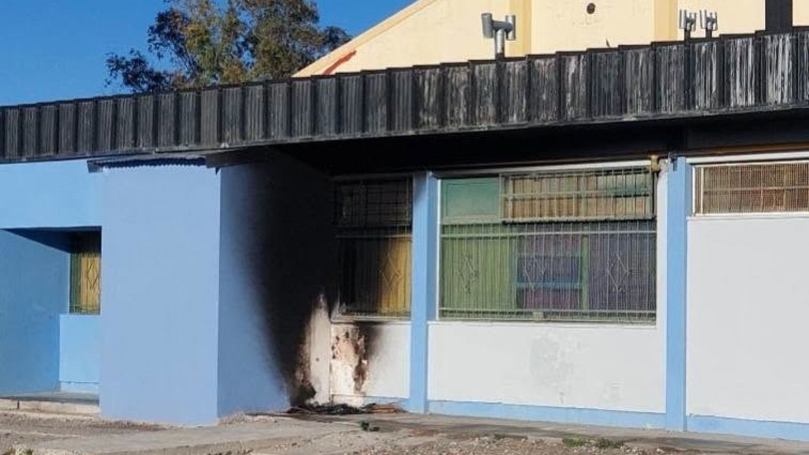 Trelew: un incendio destruyó parte del comedor de una escuela y afectó el servicio para 280 alumnos