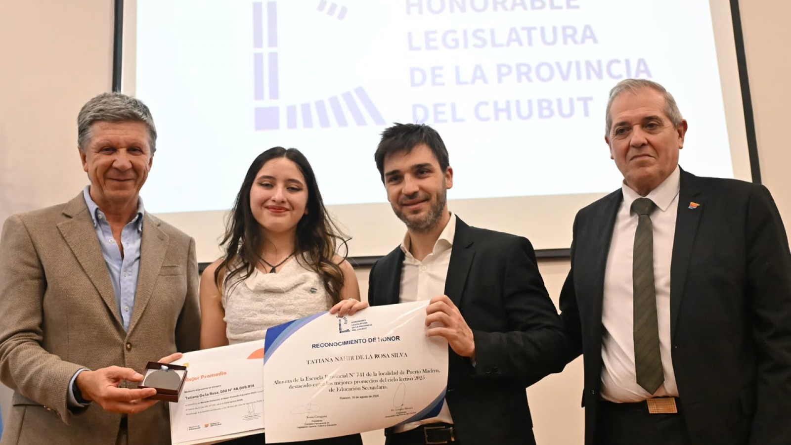 Chubut distinguió con becas a los mejores estudiantes de la provincia