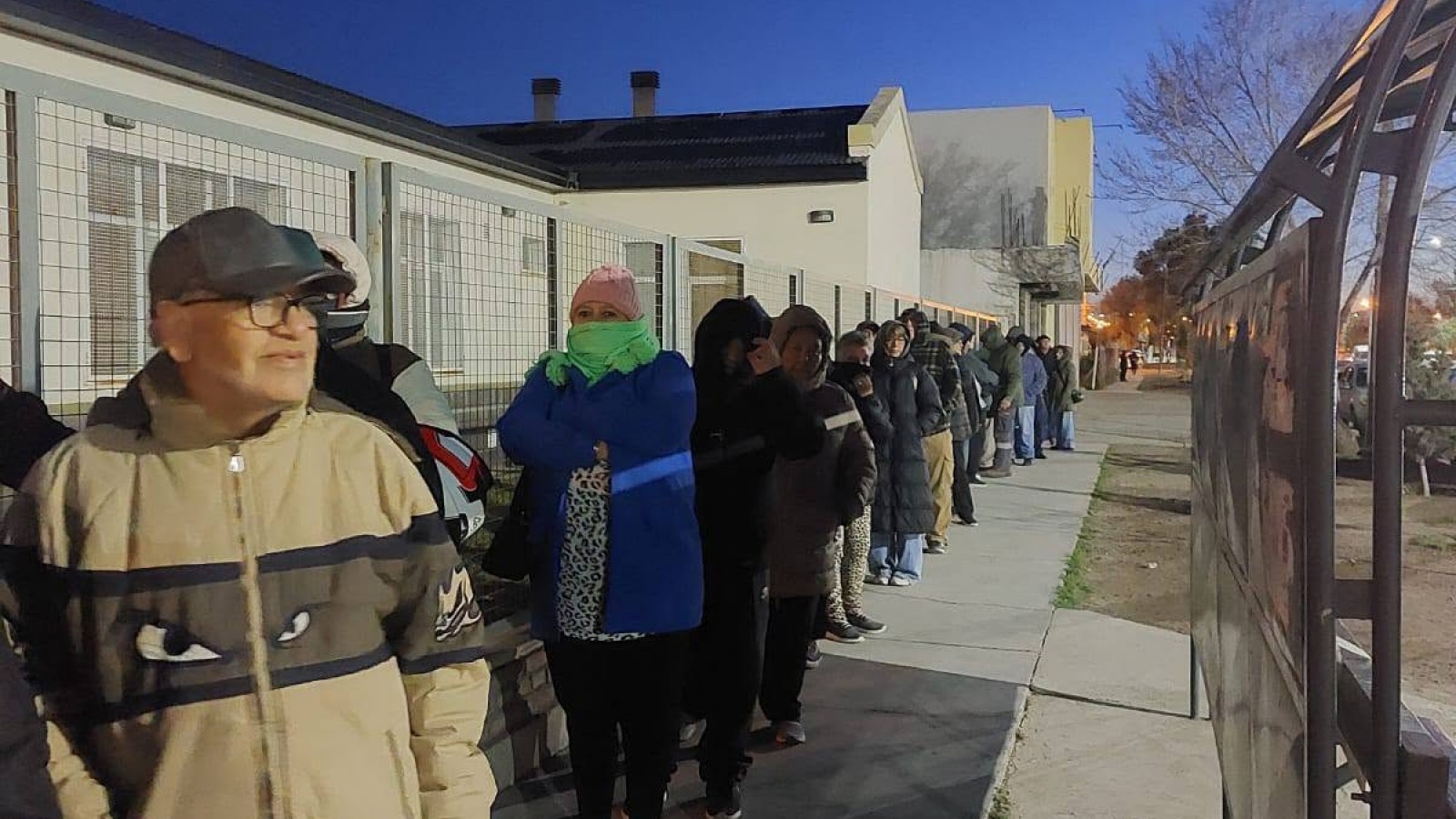 Bajo cero y de madrugada: la espera de jubilados para conseguir atenci髇 de PAMI