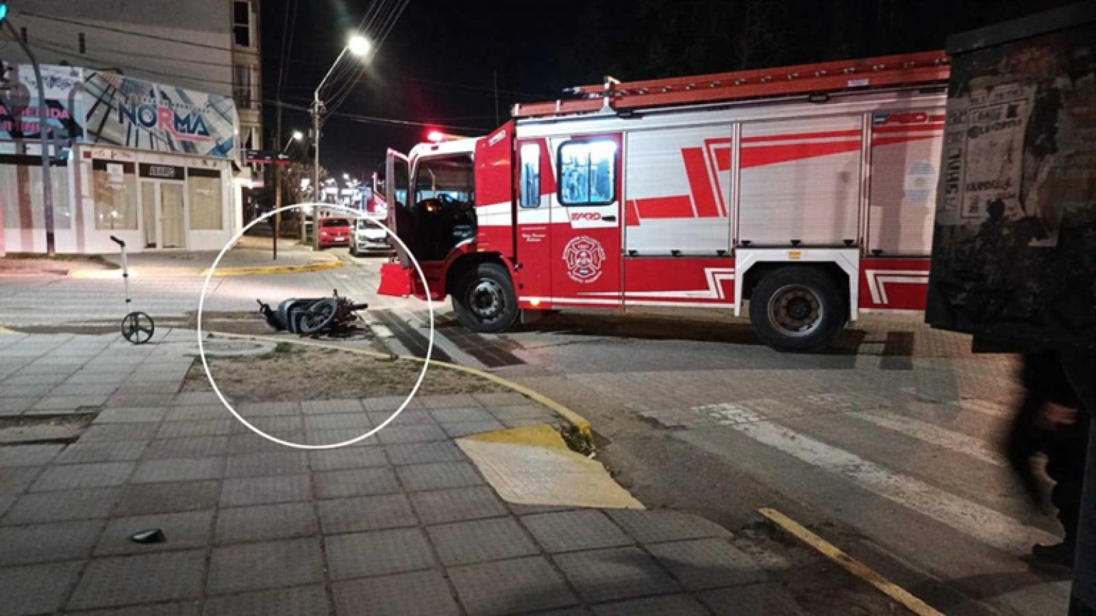 Un autobomba de Bomberos chocó con un motociclista en Puerto Madryn y piden reforzar la prioridad a vehículos de emergencia