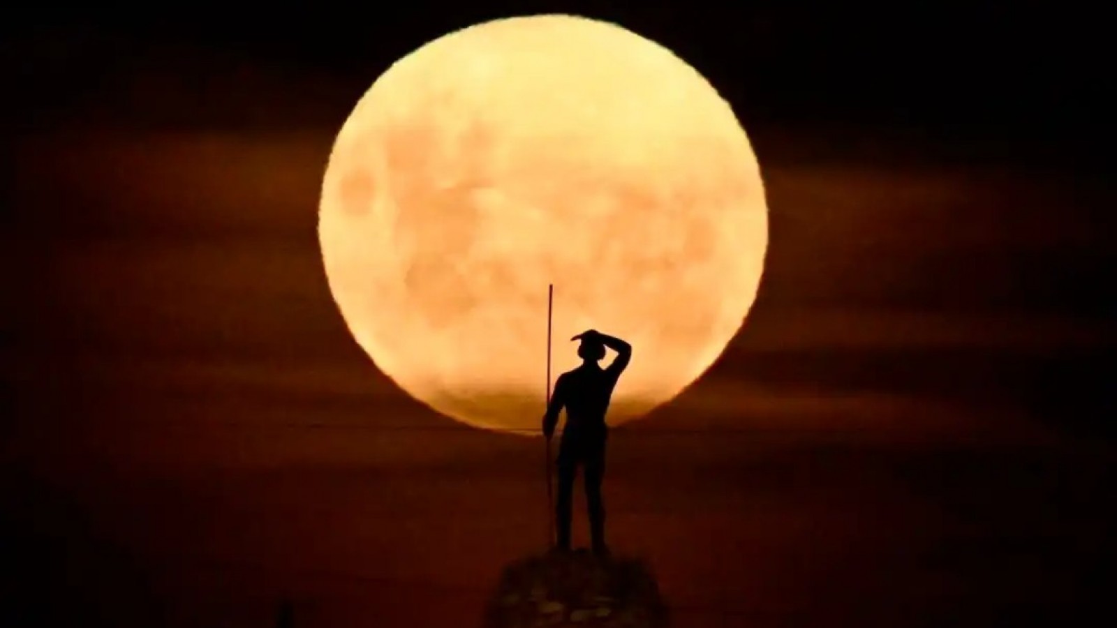 MADRYN SE PREPARA PARA OBSERVAR EL ECLIPSE LUNAR