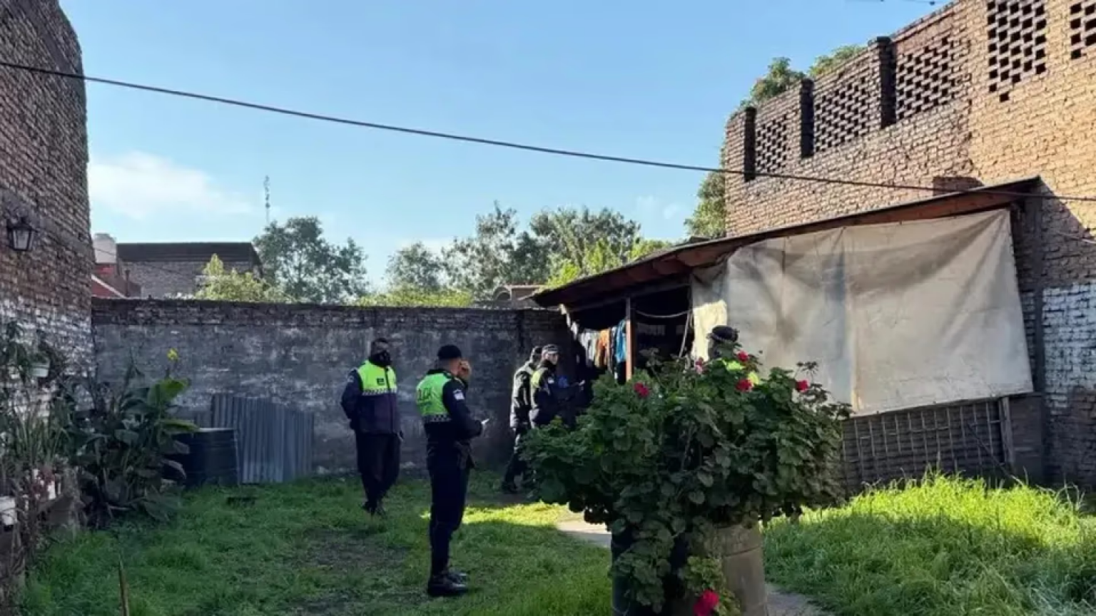 Cumplía prisión domiciliaria, mató a su hijo de ocho años y después se quitó la vida