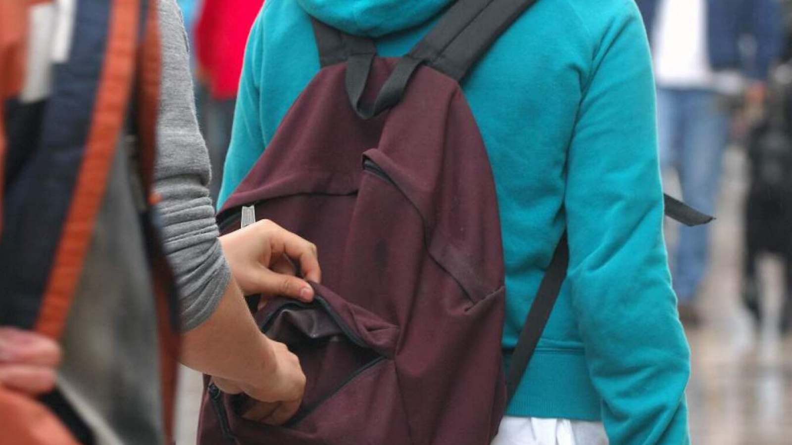 Inseguridad en la terminal: le robaron la mochila a una estudiante y piden colaboración para recuperar sus carpetas