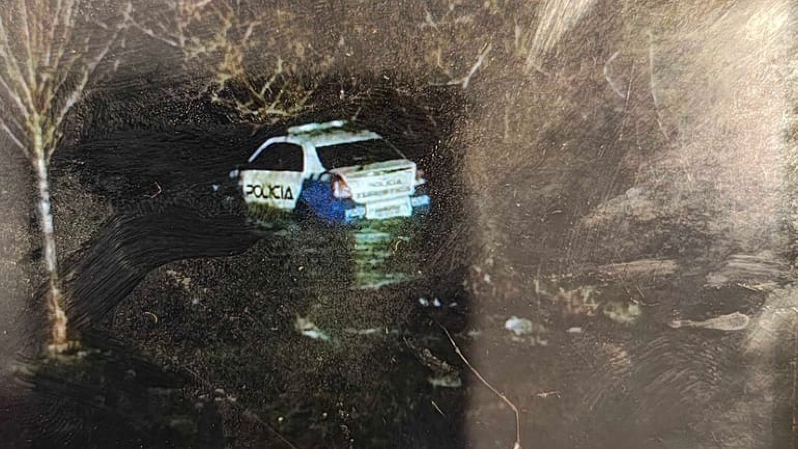 Insólita persecución en Junín de los Andes: un patrullero terminó semisumergido en el río