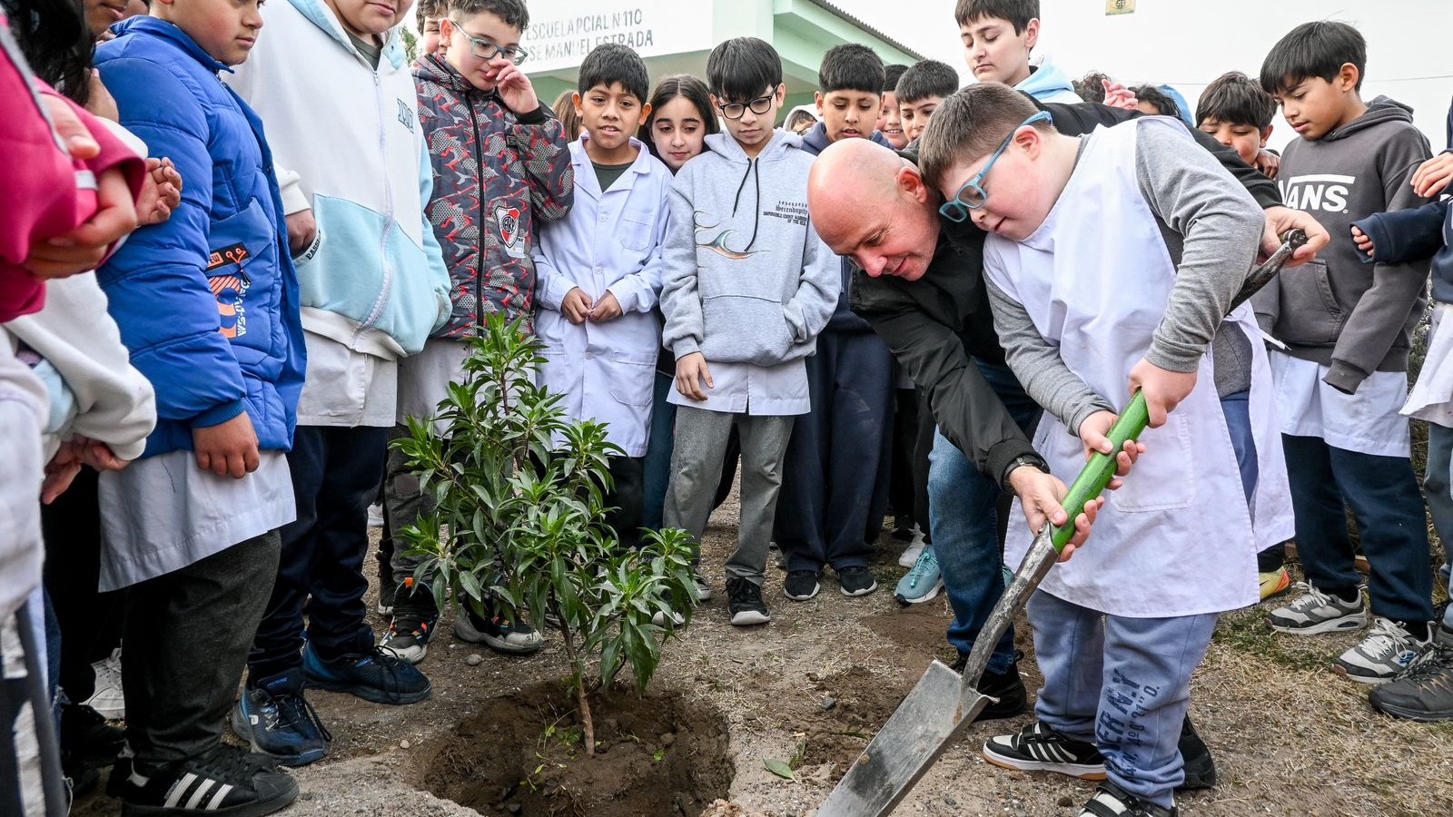 Sastre celebró el Día del Árbol junto a los chicos de la Escuela N°110