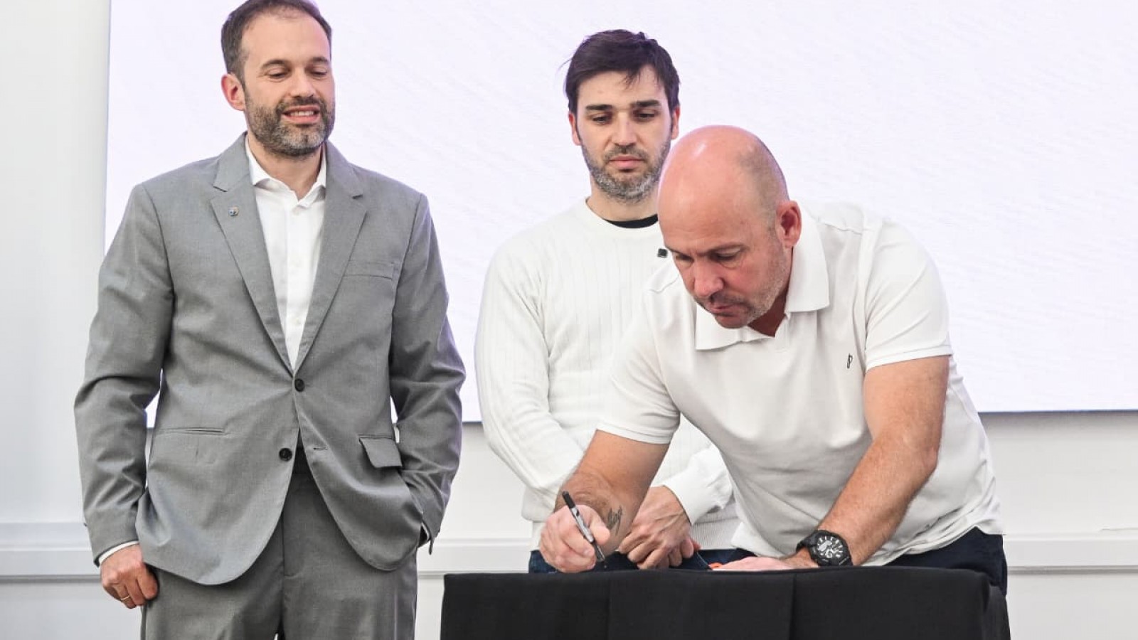 Sastre participó en Rawson de la firma de convenios para fortalecer los Parques Industriales