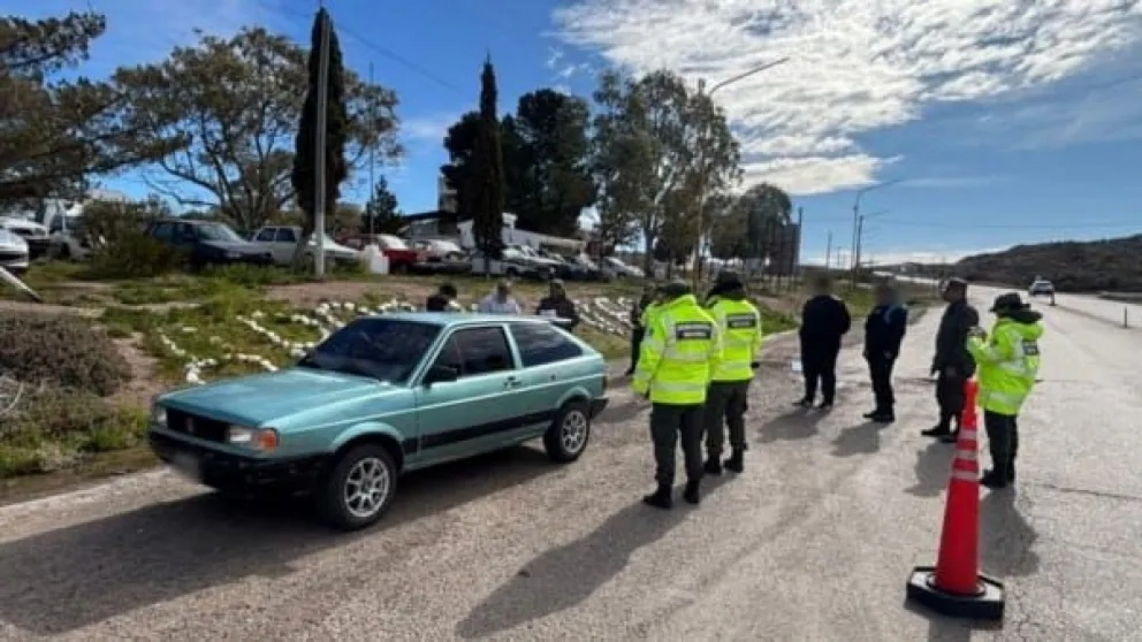 Droga, un arma cargada y doble fondo: detuvieron a dos personas que viajaban hacia Puerto Madryn con cocaína y marihuana