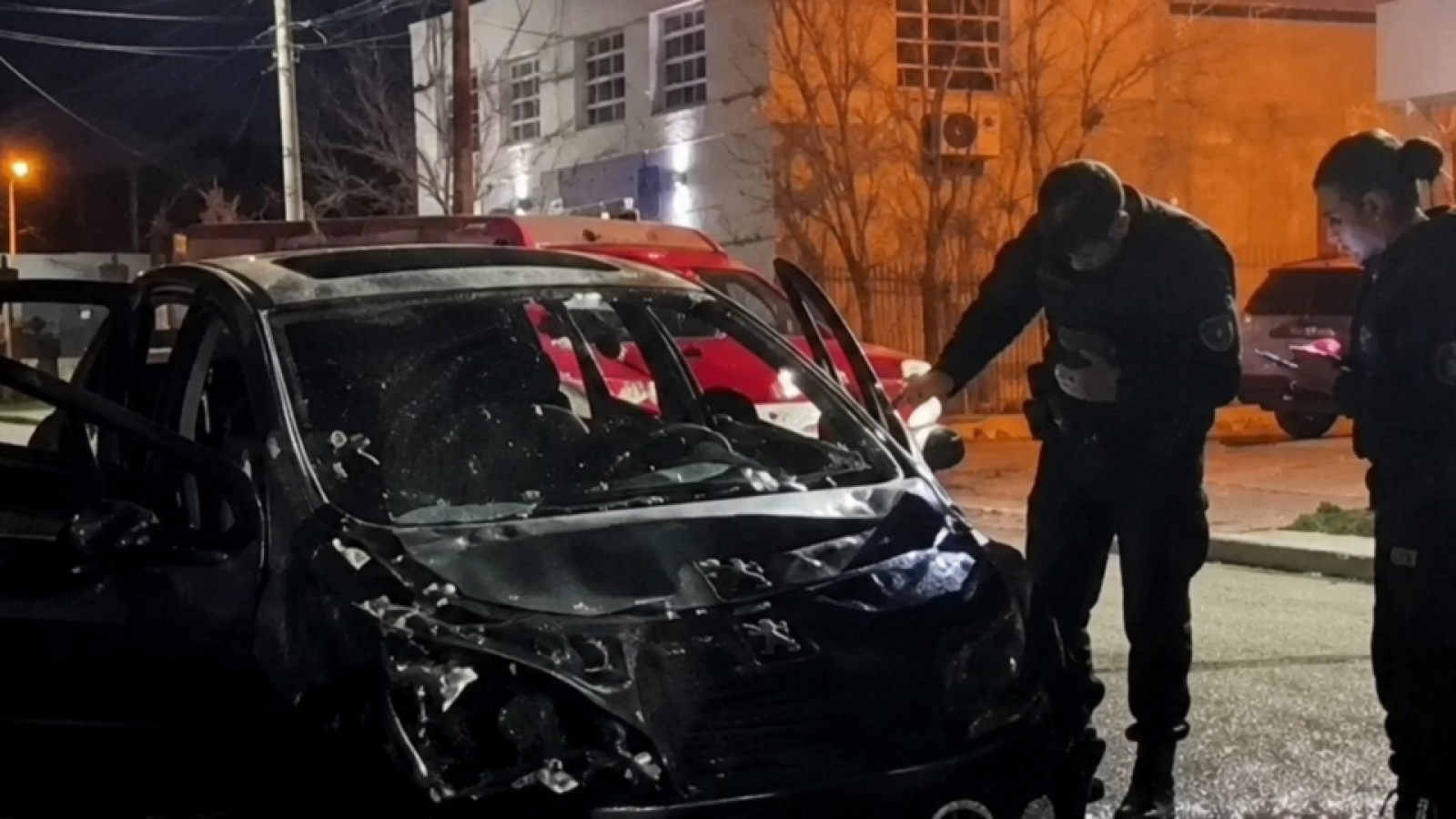 Se le prendió fuego el auto mientras circulaba por una calle de Trelew