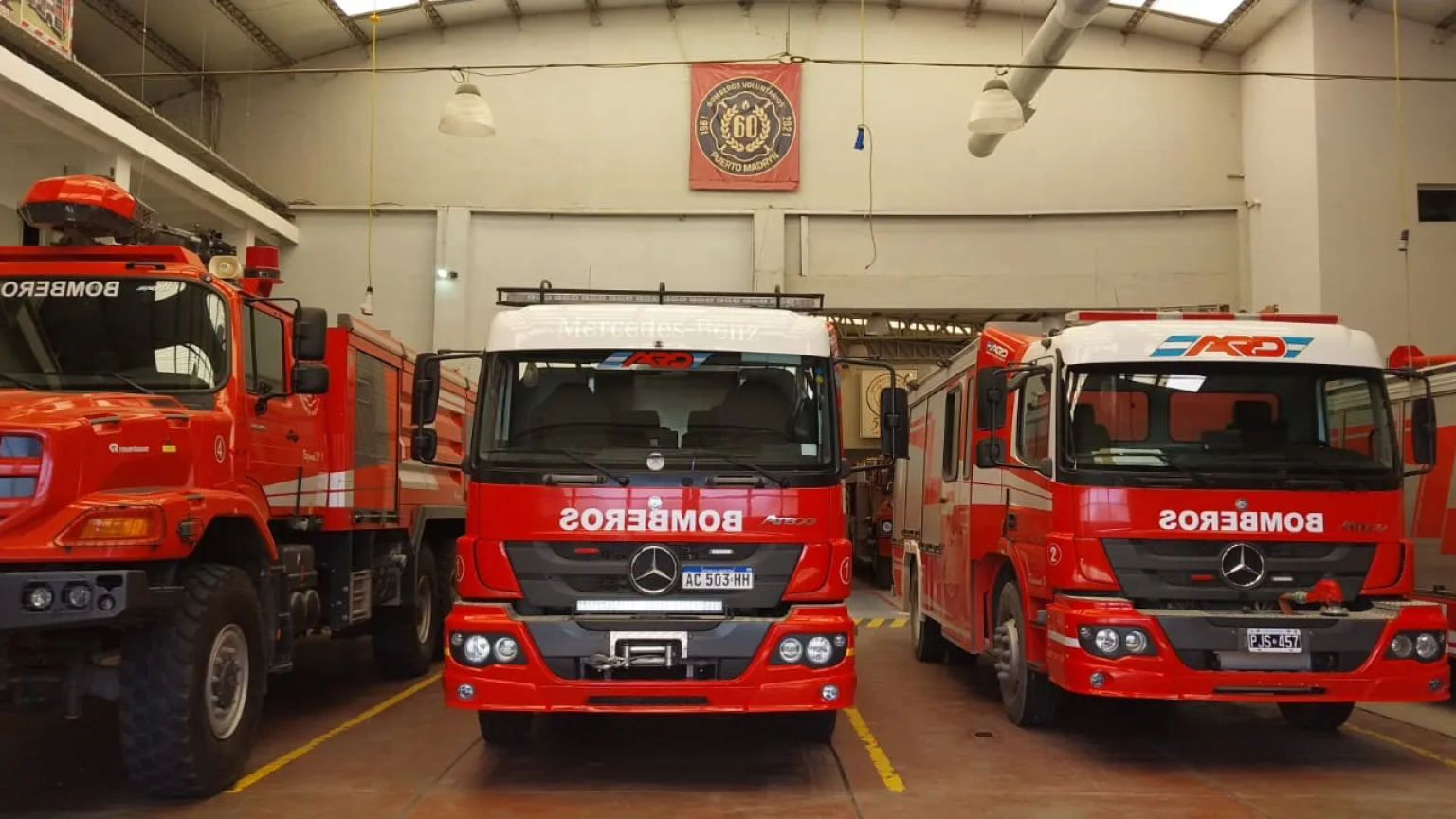 Una cucha se incendió en un garage y el fuego afectó una camioneta