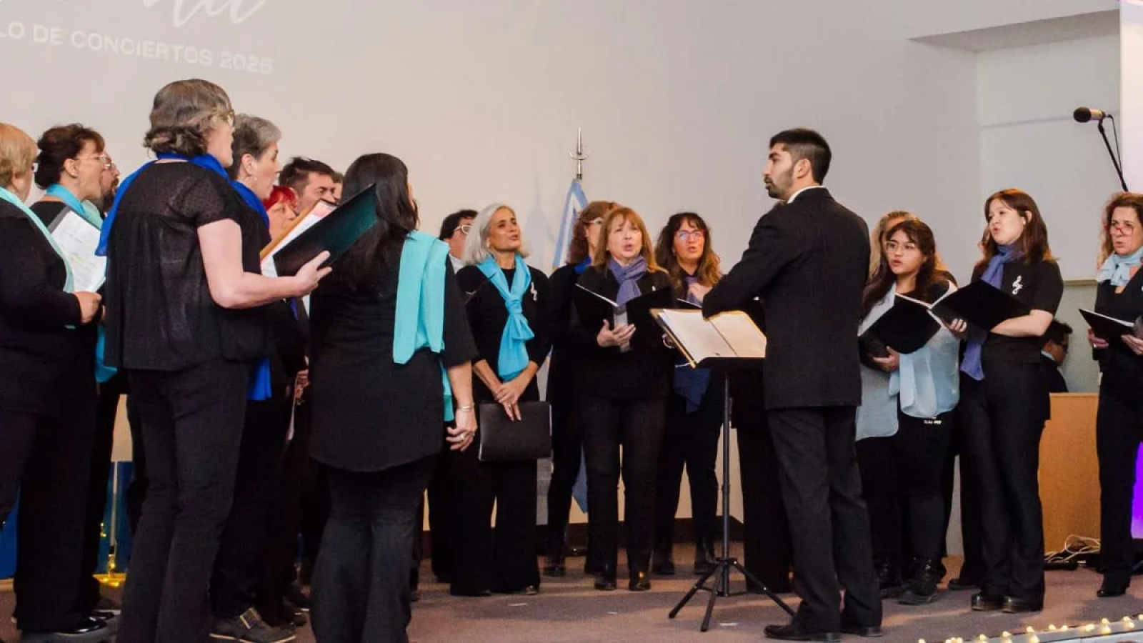 Los coros de la UTN y la UNPSJB le pusieron música a la noche del sábado