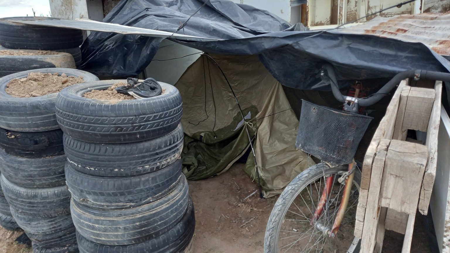 Vive en una carpa, juntaba dinero para construir su casa y le robaron todos sus ahorros