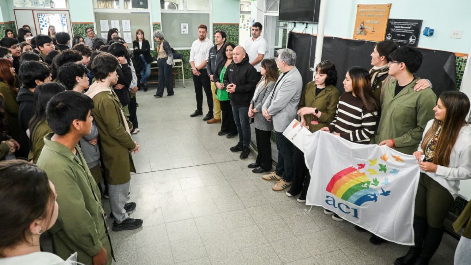 Sastre acompañó la presentación oficial de Coopesca en la Escuela Municipal de Pesca
