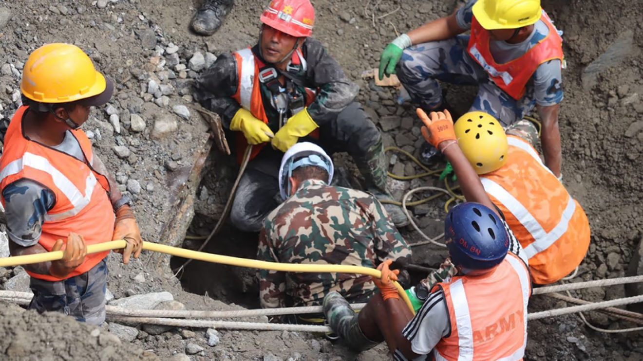 Rescataron con vida a dos trabajadores atrapados durante 9 días en un túnel en Nepal