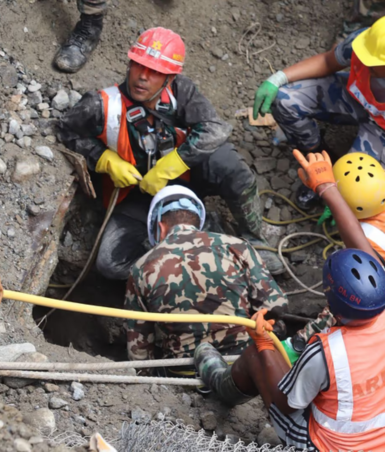 Rescataron con vida a dos trabajadores atrapados durante 9 días en un túnel en Nepal