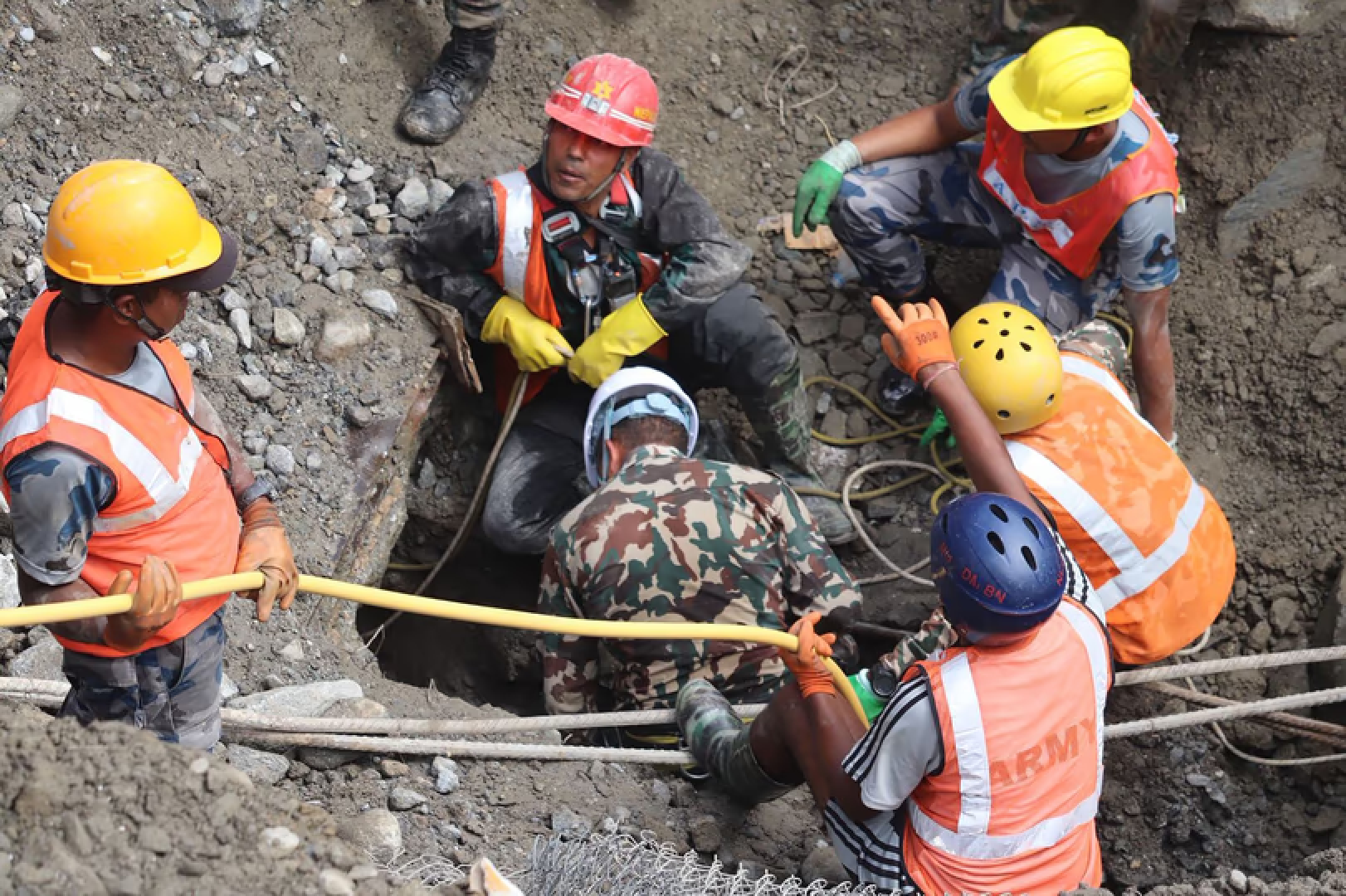 Rescataron con vida a dos trabajadores atrapados durante 9 días en un túnel en Nepal