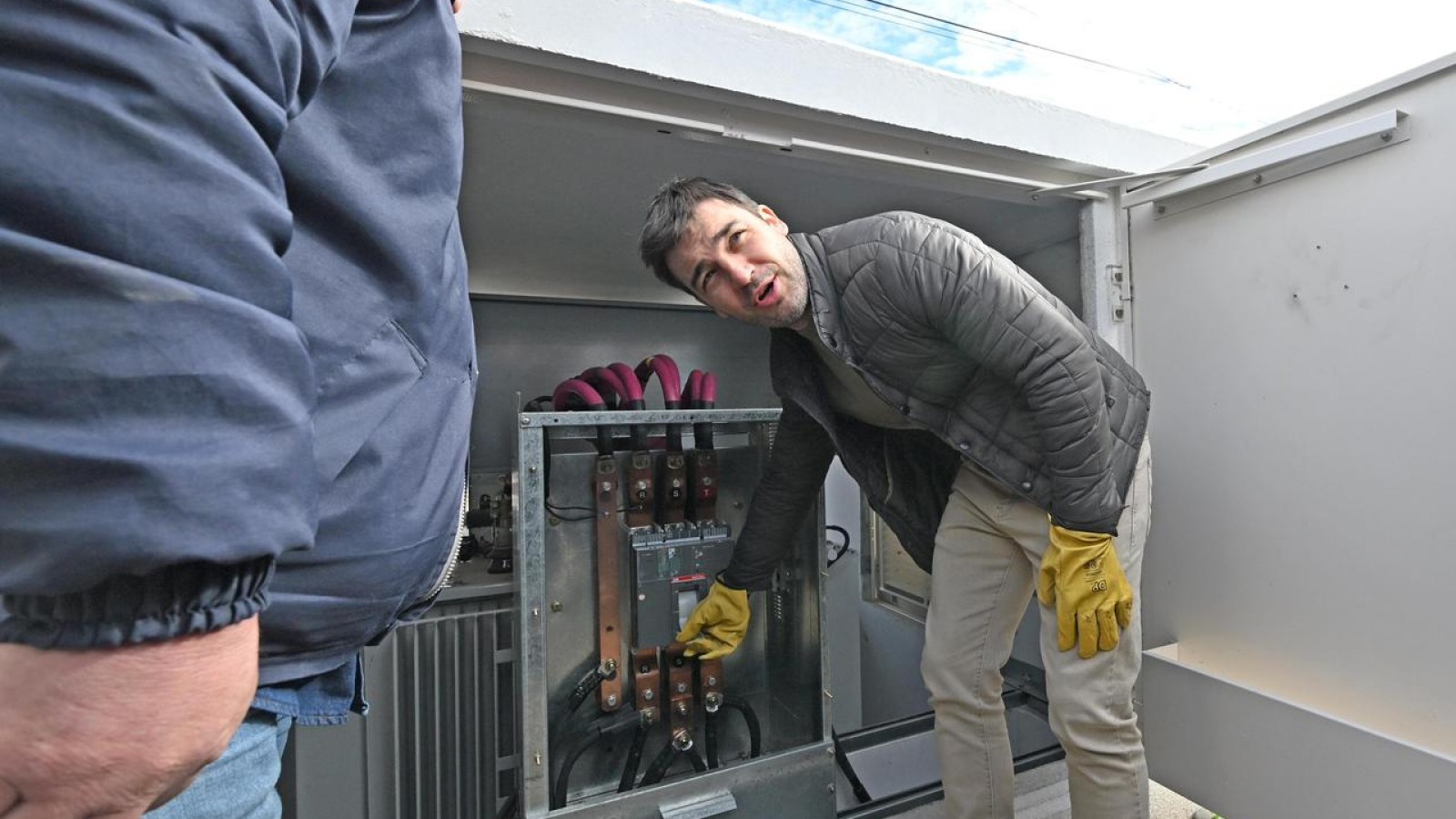 Torres puso en marcha la Subestación Eléctrica que permite resolver un déficit energético de 13 años en el Hospital de Rawson