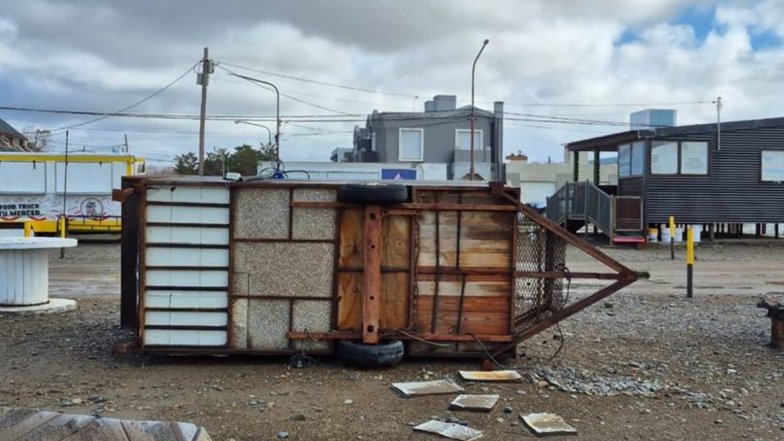 Temporal de viento en Playa Unión: un Food Truck terminó volcado y hubo daños en viviendas