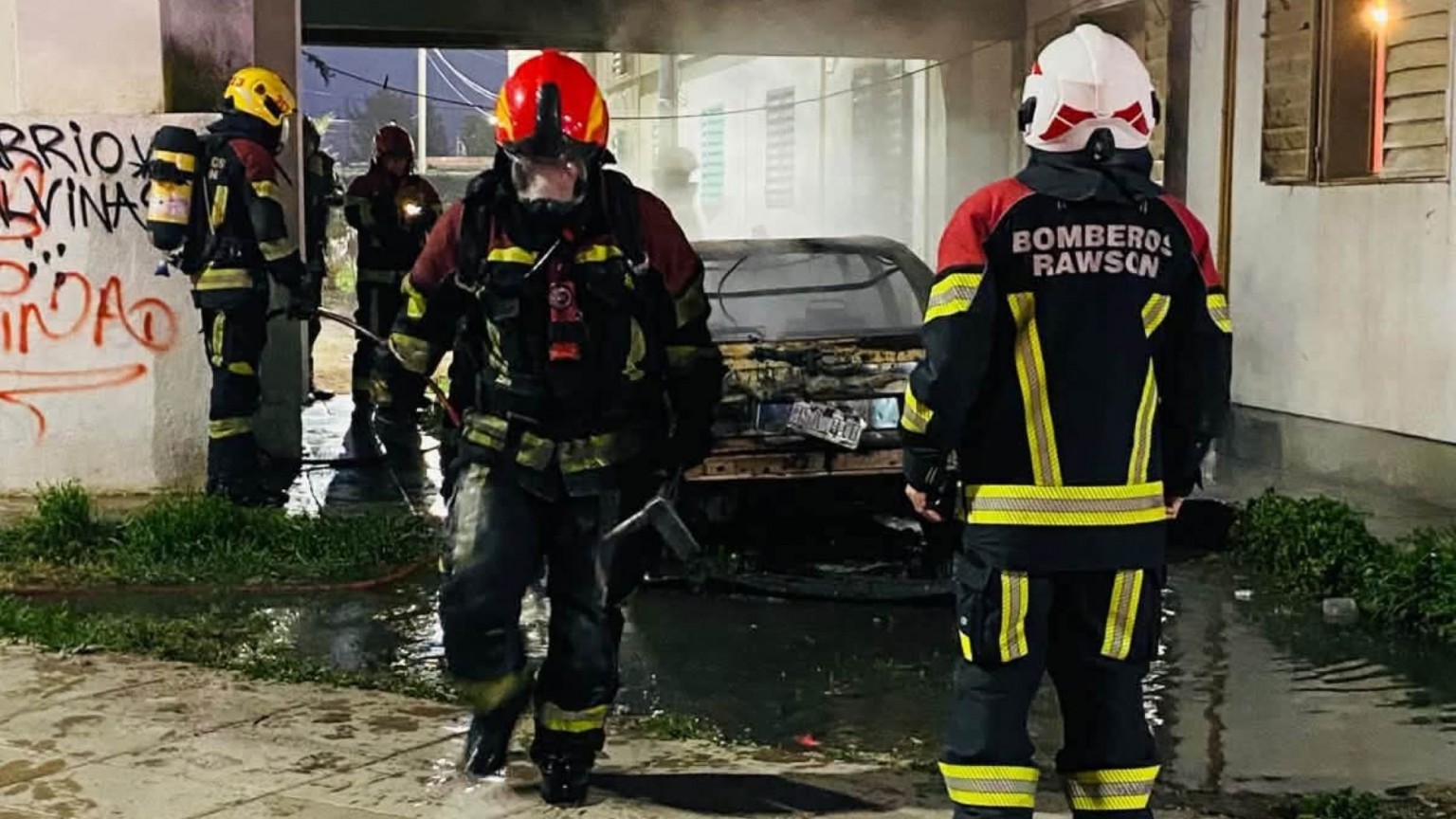 Rawson: un auto se incendió en un complejo de monoblocks y los vecinos tuvieron que salir de sus departamentos