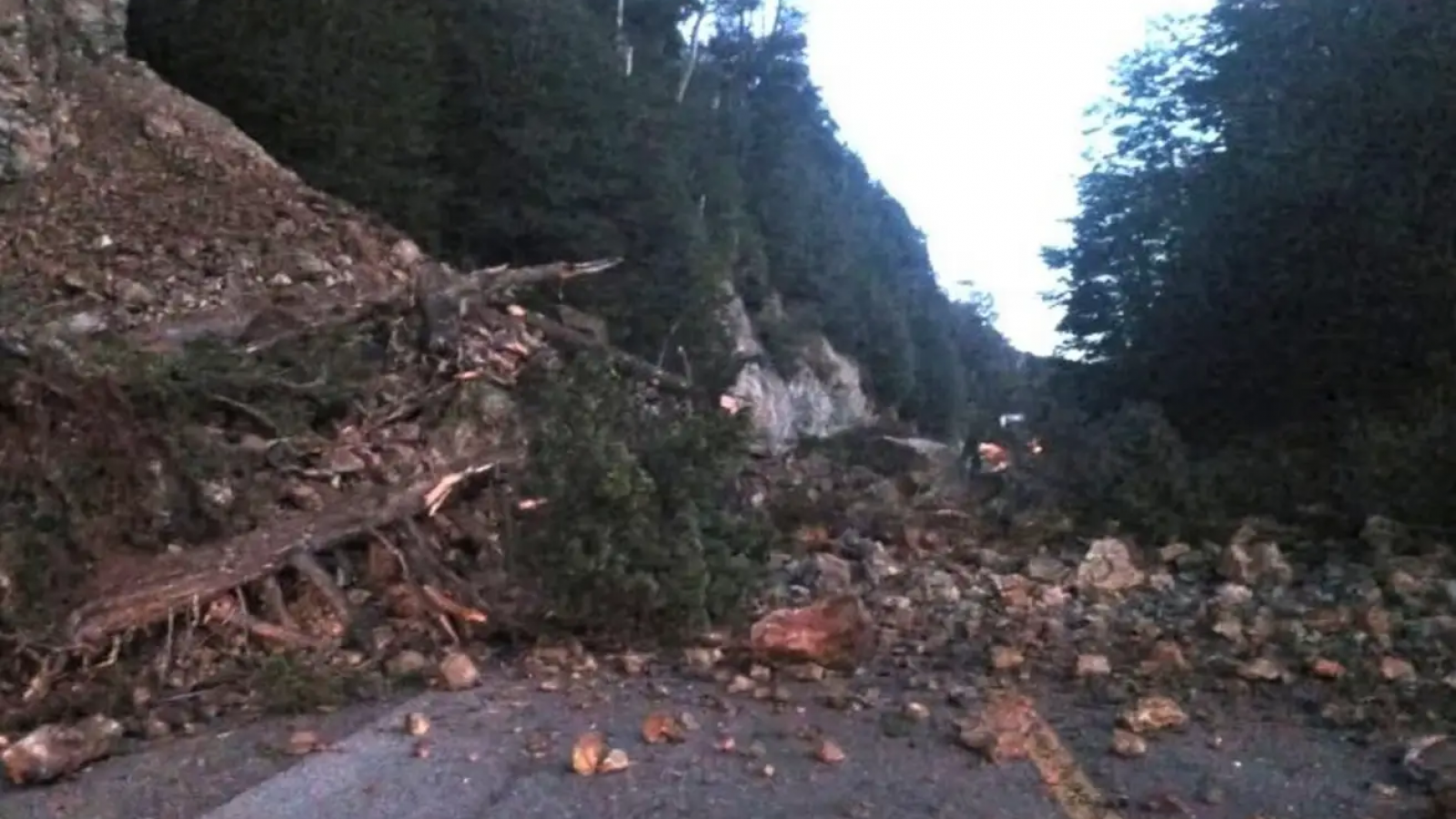 Derrumbes en la Ruta 40: interrumpieron totalmente el tránsito entre El Bolsón y Bariloche