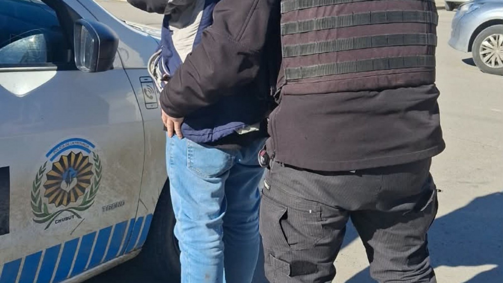 Trelew: una mujer descubrió a un hombre dentro de su auto cuando intentaba robar la batería