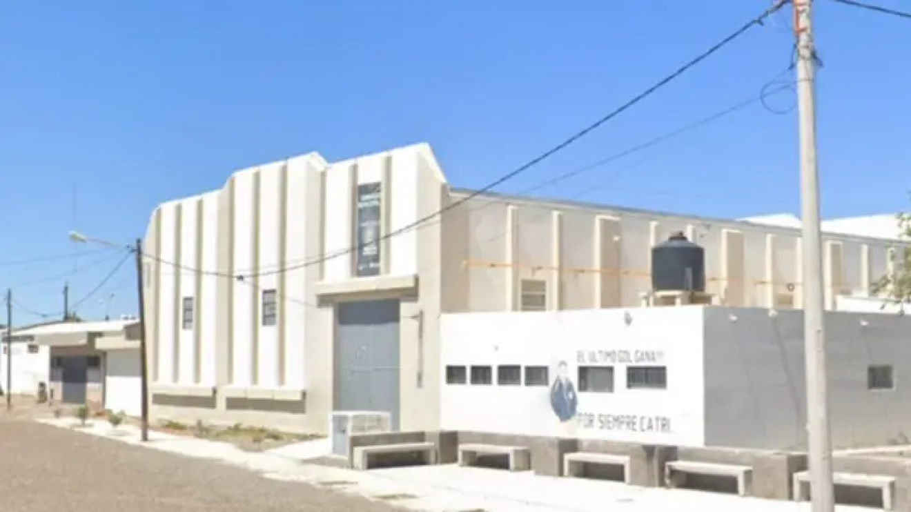Puerto Madryn: la Feria del Usado reunió a vecinos, feriantes y emprendedores en el Gimnasio Municipal N.º 2