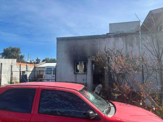 Bomberos controlaron un incendio en una casa de Rawson