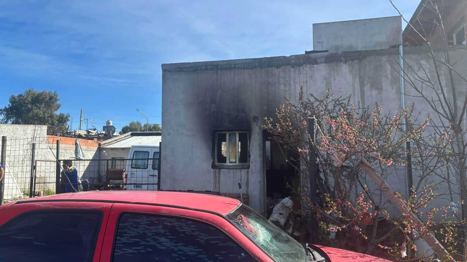 Bomberos controlaron un incendio en una casa de Rawson