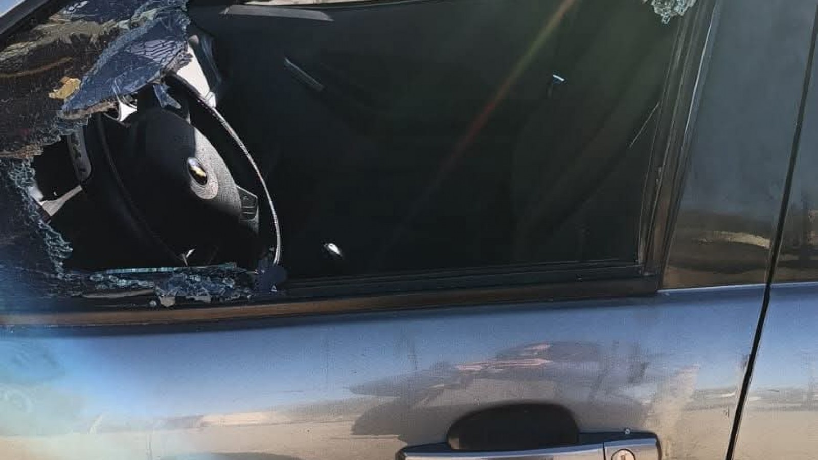 Trelew: le rompieron el vidrio del auto y se llevaron una mochila con documentación