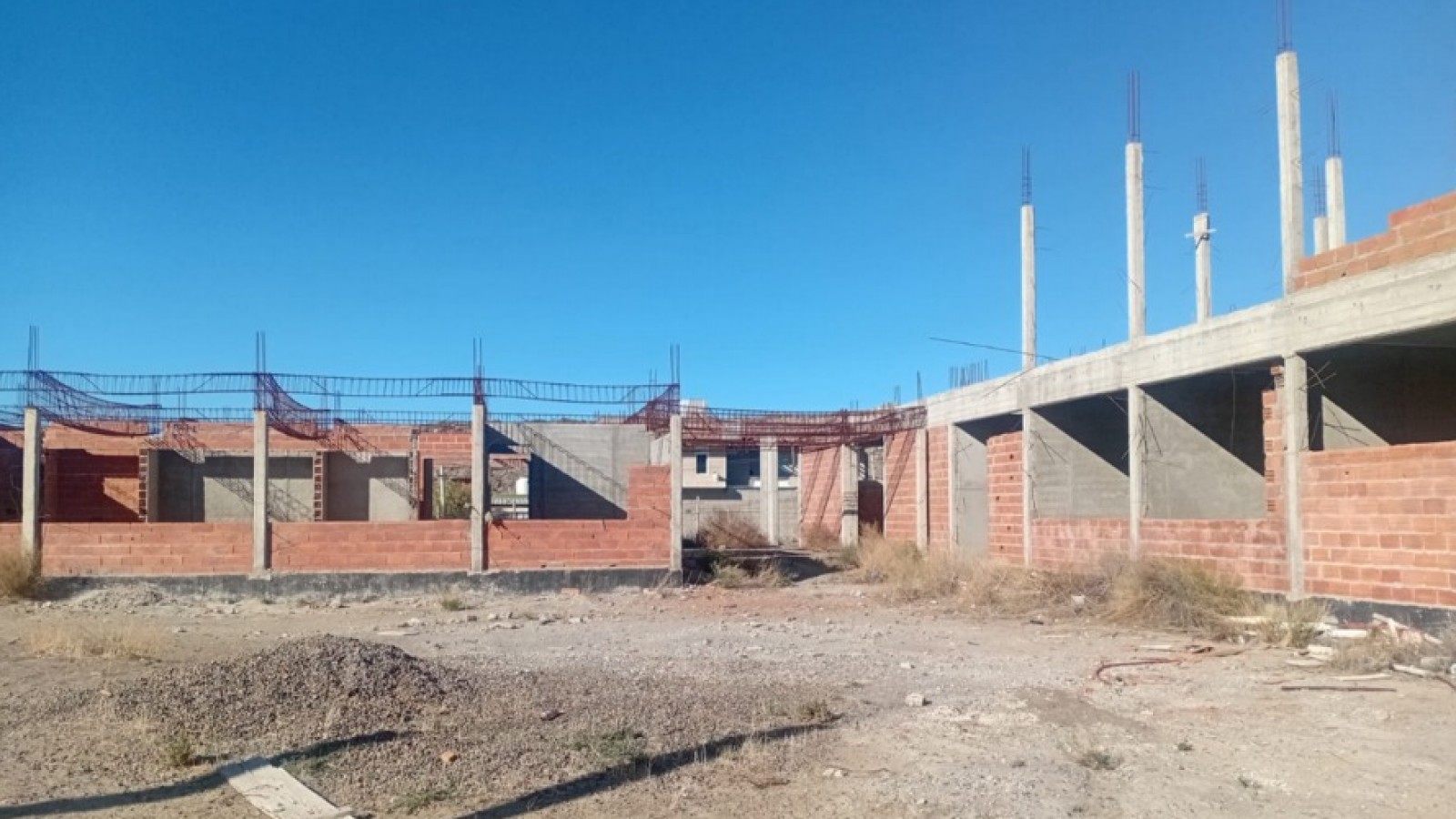 Con una fuerte inversión, Provincia reactiva la obra de la Escuela 7717 de Comodoro y comienza a saldar un reclamo de larga data