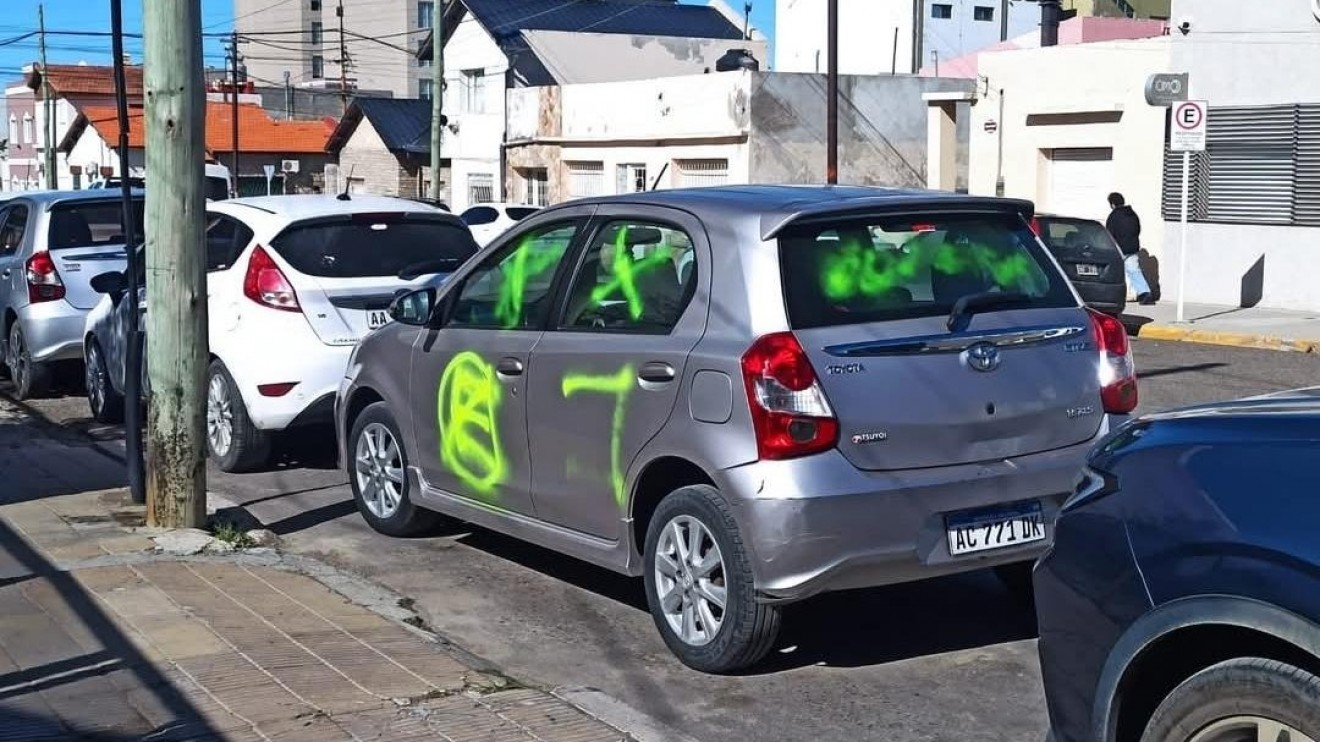 Dejó el auto frente a un portón y se encontró con una particular "venganza": en Madryn hubo un antecedente que terminó a los golpes