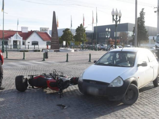 Choque en pleno centro de Trelew: un motociclista terminó en el hospital