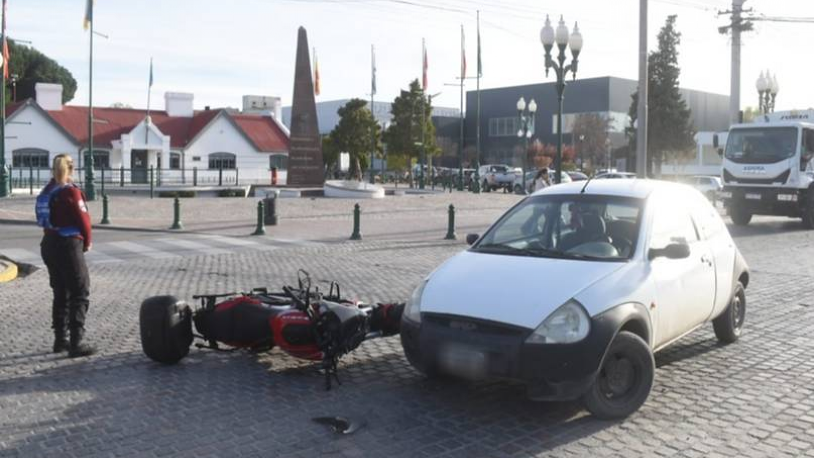Choque en pleno centro de Trelew: un motociclista terminó en el hospital